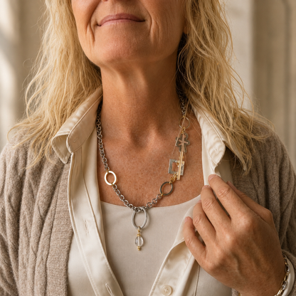 Circle of Crystal Halsband med äkta bergkristall, egendesignade cirklar och blomdetaljer. Silverfärgad PVD-kedja och detaljer i 18K guld PVD. Handgjort av Design by Brandeby.
