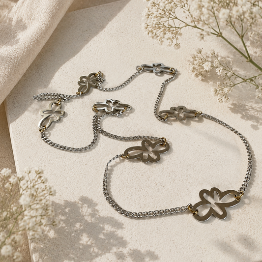 Chain of Flower Halsband från Design by Brandeby med egendesignade blommor, sterling silver-pläterade detaljer och guldringar i 18K guld PVD. Handgjort i Sverige.
