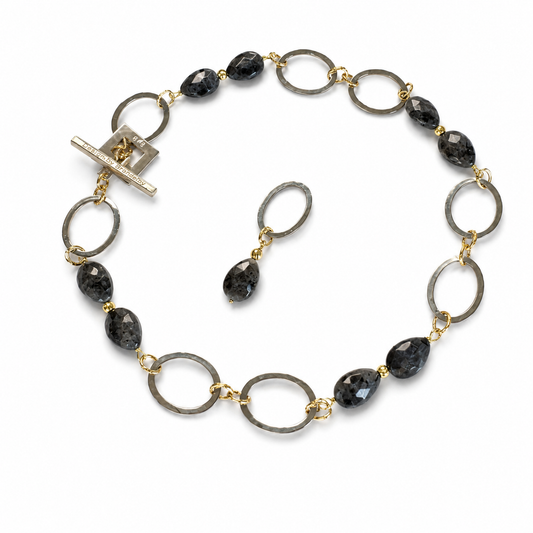 Elegant halsband med äkta labradorit, egendesignade cirklar i rostfritt stål med sterling silver-pläterade detaljer och texturerade guldringar i 18K PVD. Bär med eller utan den hängande cirkeln för olika uttryck. Längd 53 cm. Design by Brandeby.