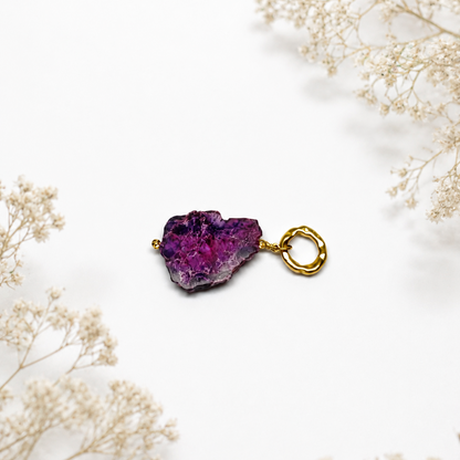 Hänge med äkta lila Imperial Jasper och kraftig guldring i rostfritt stål med 18K guld PVD-beläggning. Ett unikt handgjort smycke där varje sten har sitt eget naturliga uttryck. Design by Brandeby.