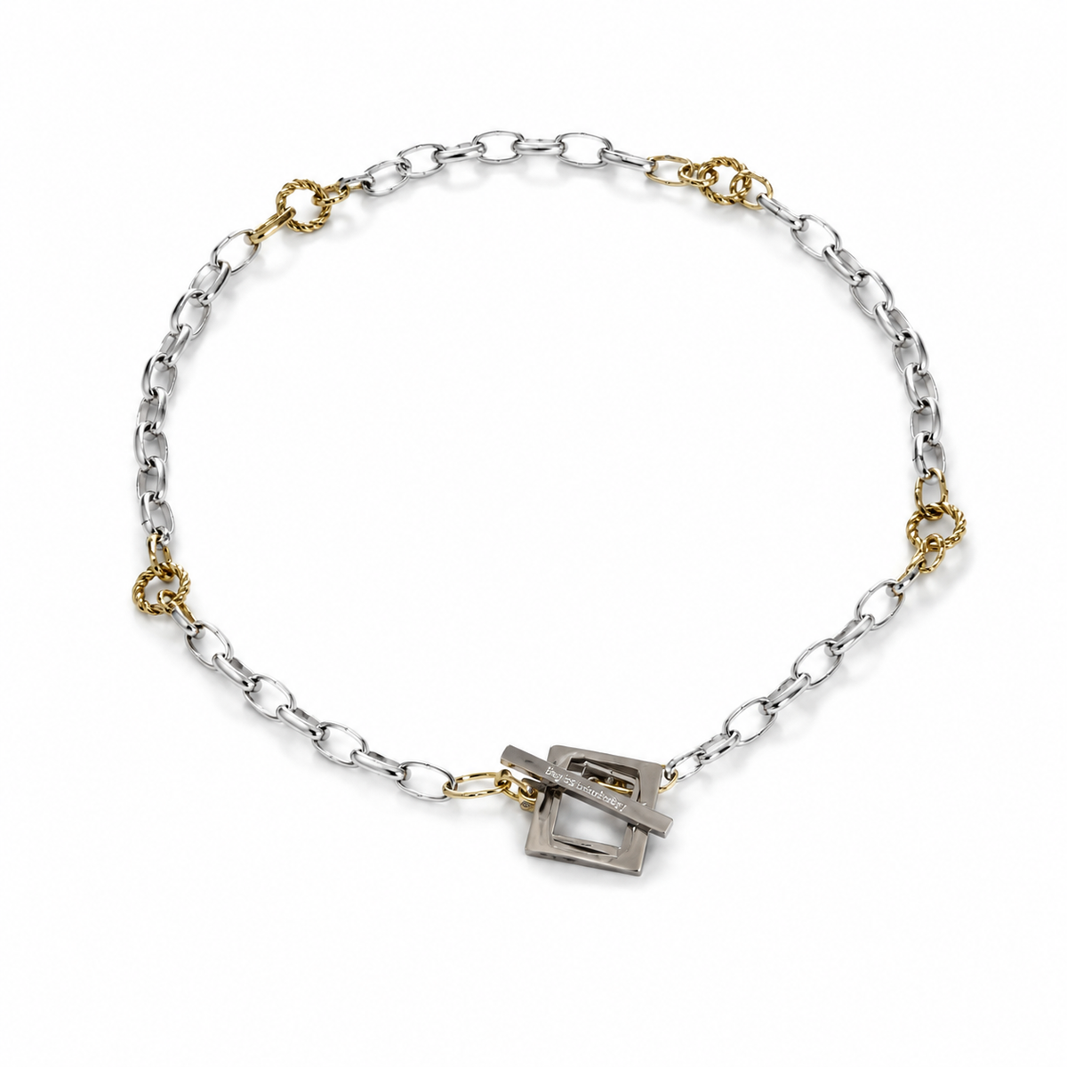 Elegant kedjehalsband i silver och guld med handgjord texturerad kedja, egendesignat lås och 18K guld PVD-belagda detaljer. Ett modernt och tidlöst halsband för både vardag och fest. Design by Brandeby.