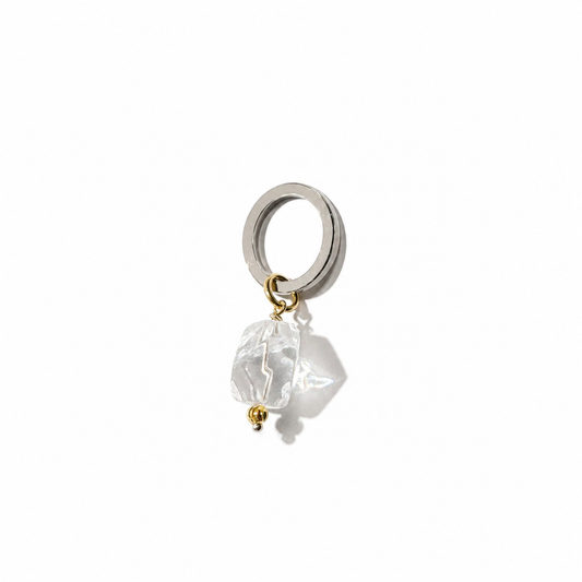 Hänge med äkta bergkristall, egendesignad cirkel i rostfritt stål med sterling silver-pläterade detaljer och gulddetaljer med 18K guld PVD-beläggning. Ett elegant och tidlöst smycke från Design by Brandeby.