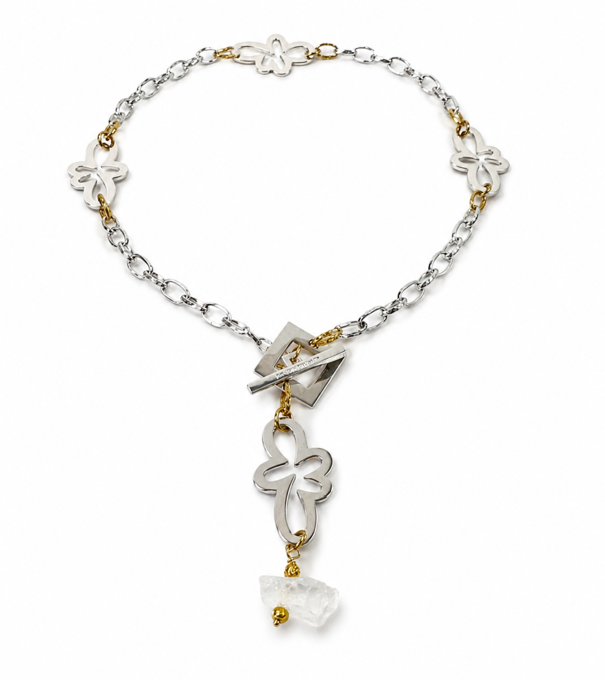 Halsband med äkta rå bergkristall, silverfärgad kedja, egendesignade blommor och guldringar i 18K PVD. Handgjort i rostfritt stål med sterling silver-pläterade detaljer. Ett unikt statementhalsband från Design by Brandeby.