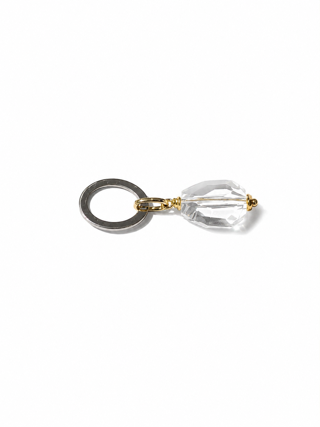 Elegant hänge med äkta bergkristall, fasade kanter och egendesignad cirkel i rostfritt stål med sterling silver-pläterade detaljer. Gulddetaljer i rostfritt stål med 18K guld PVD-beläggning. Handgjort av Design by Brandeby.
