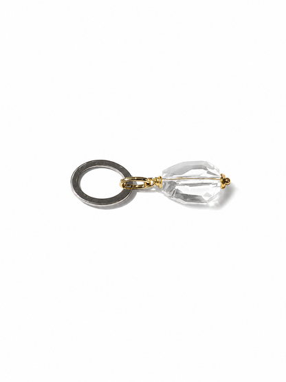 Elegant hänge med äkta bergkristall, fasade kanter och egendesignad cirkel i rostfritt stål med sterling silver-pläterade detaljer. Gulddetaljer i rostfritt stål med 18K guld PVD-beläggning. Handgjort av Design by Brandeby.