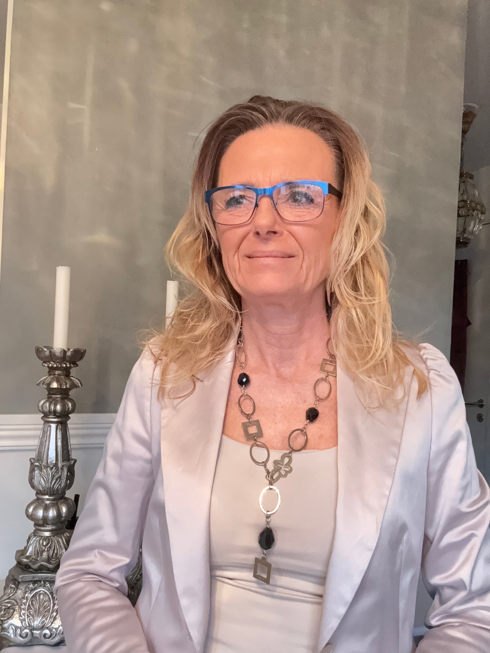 Elegant Touch Of Grace Halsband med fasettslipade svarta onyx-stenar och sterling silver. Långt flexibelt halsband 60 cm. Limited edition från Design by Brandeby.