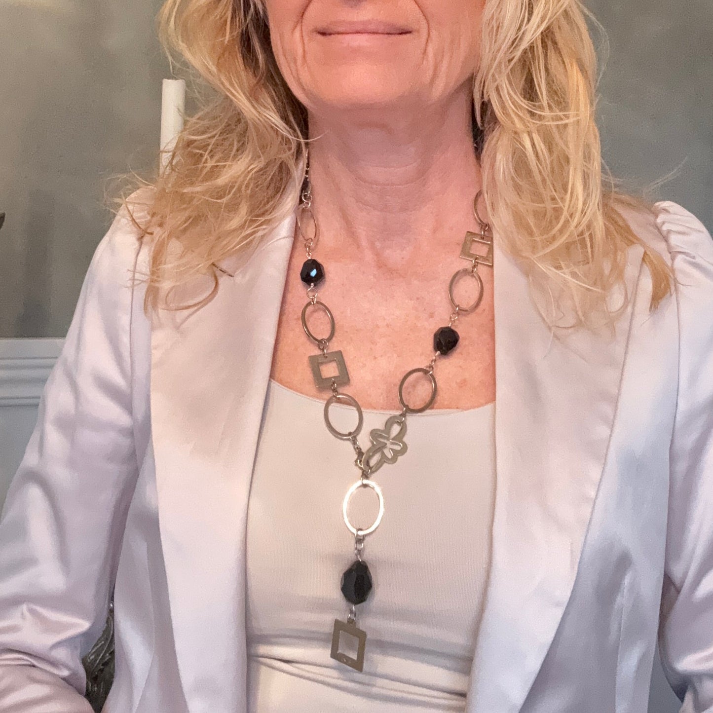 Elegant Touch Of Grace Halsband med fasettslipade svarta onyx-stenar och sterling silver. Långt flexibelt halsband 60 cm. Limited edition från Design by Brandeby.