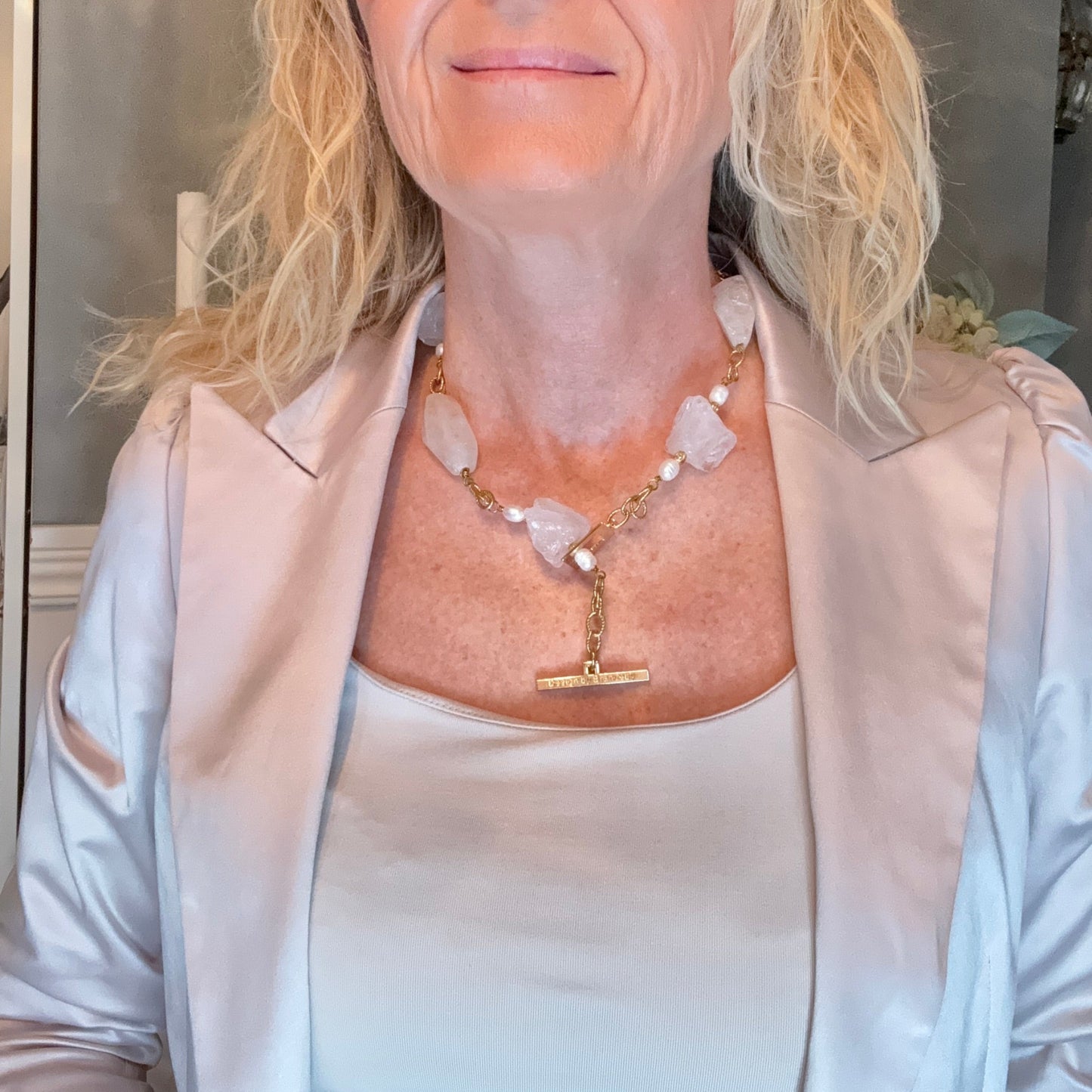 Exklusivt Unique Crystal Design Halsband med råa och slipade bergkristaller, sötvattenspärlor och 18k guld. Kort halsband 55 cm. Limited edition från Design by Brandeby.