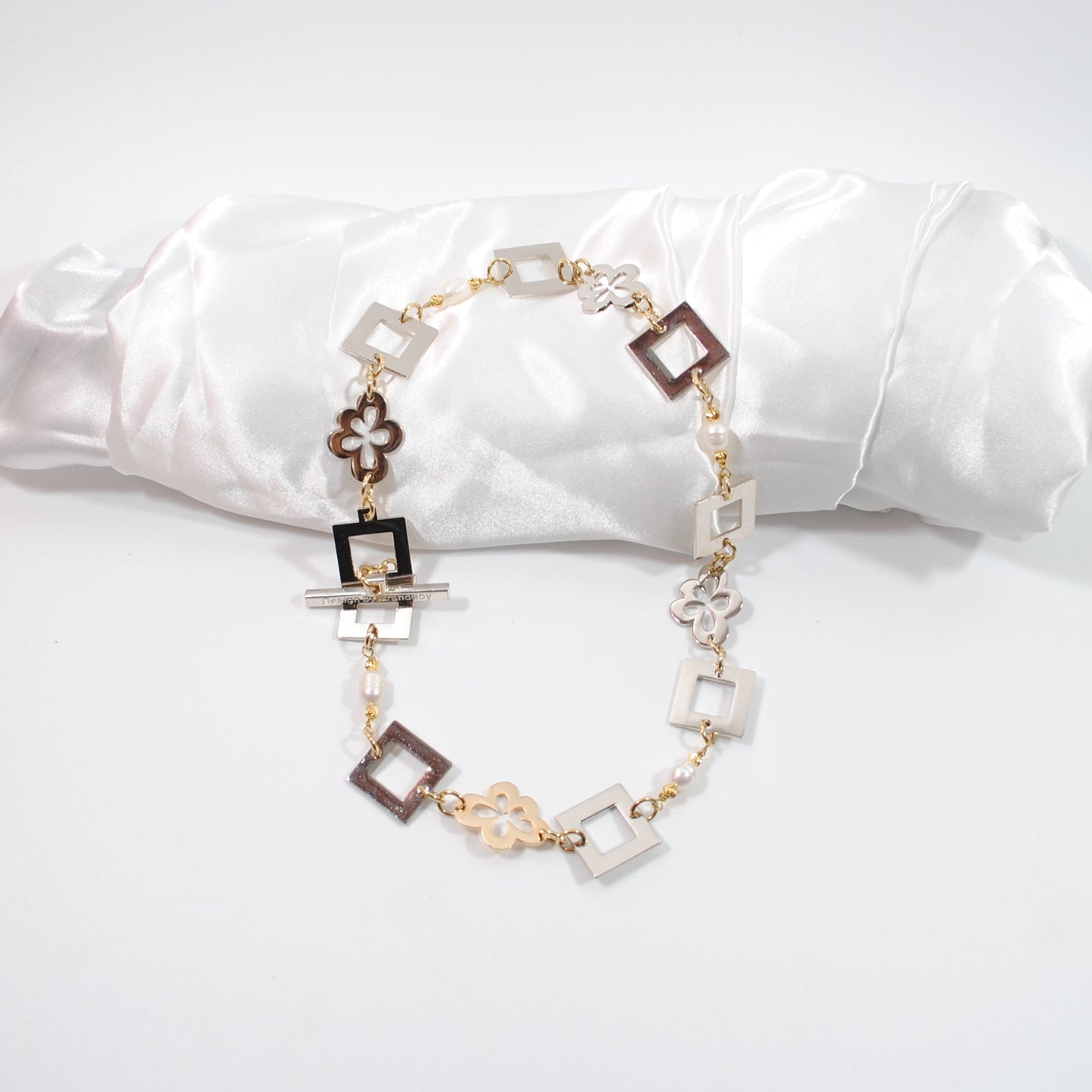 Gold Flower Halsband - Sötvattenspärlor med Blommor och 18k Guld - Design by Brandeby