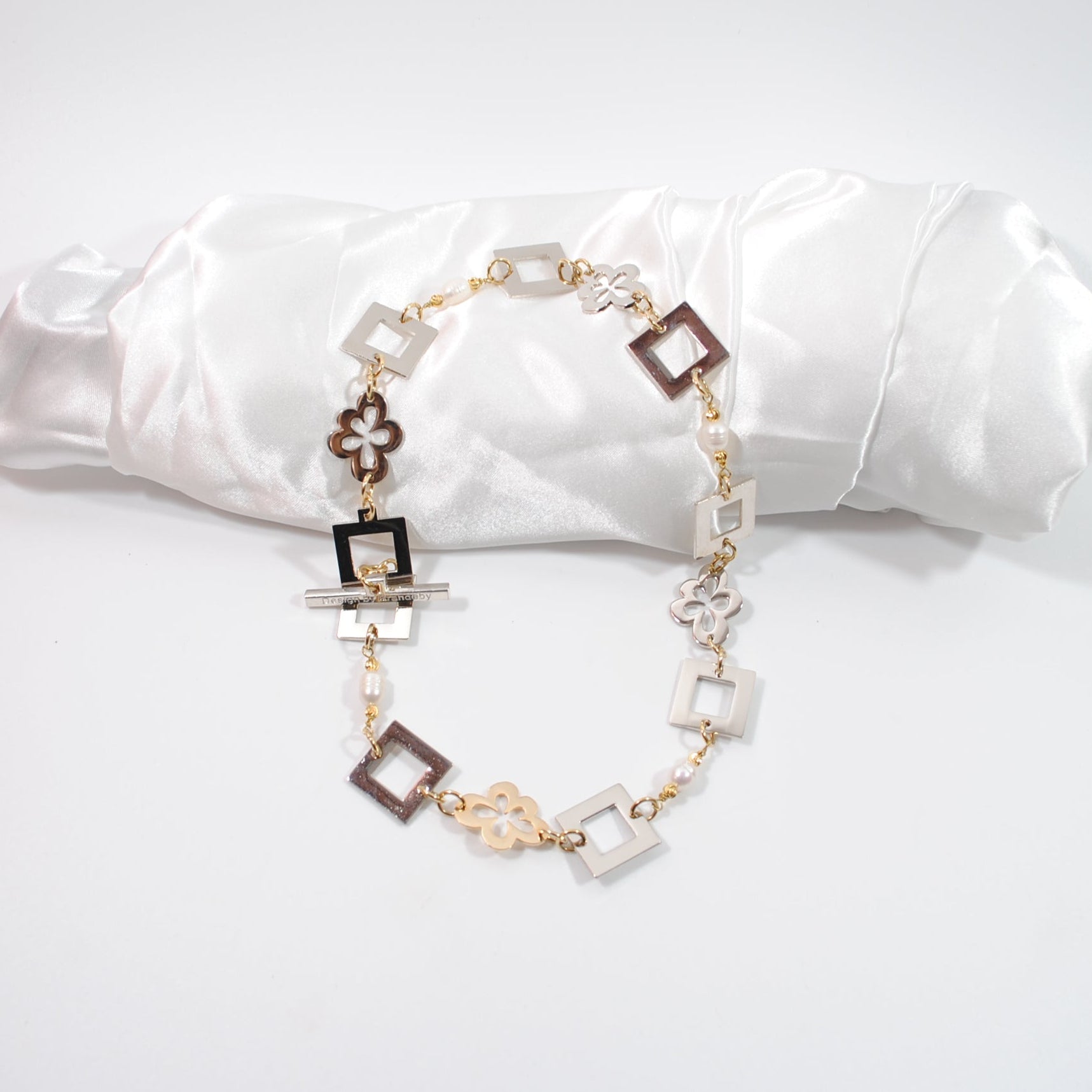 Gold Flower Halsband - Sötvattenspärlor med Blommor och 18k Guld - Design by Brandeby