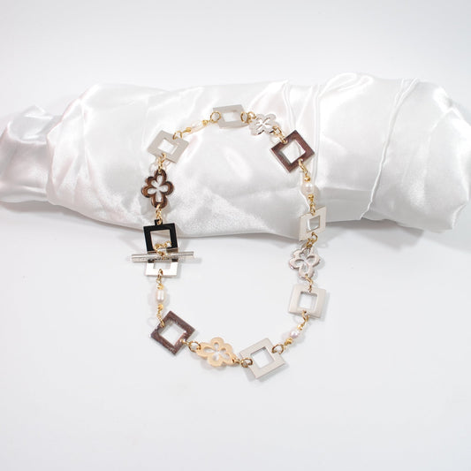 Gold Flower Halsband - Sötvattenspärlor med Blommor och 18k Guld - Design by Brandeby