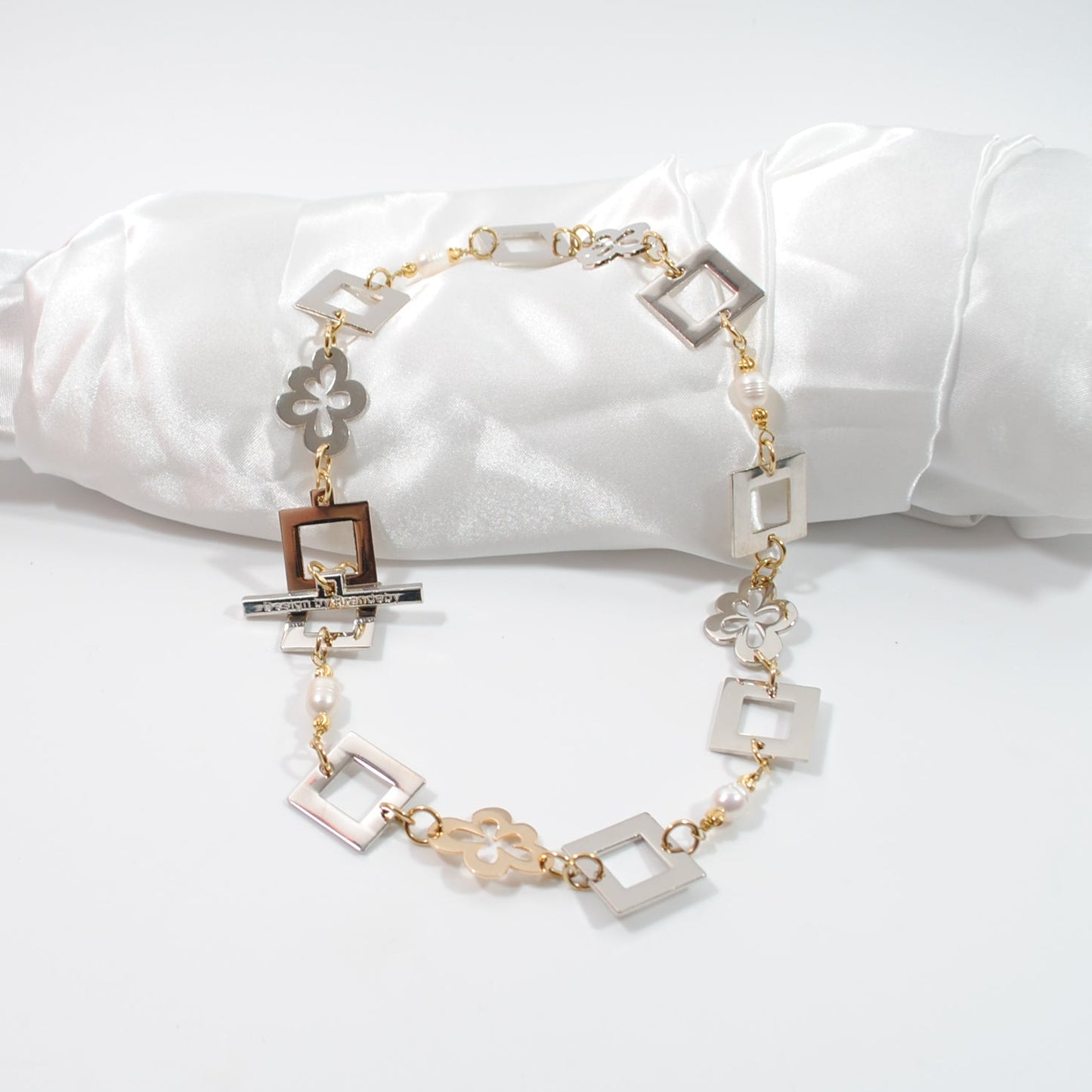 Gold Flower Halsband - Sötvattenspärlor med Blommor och 18k Guld - Design by Brandeby exklusivt halsband svensk design