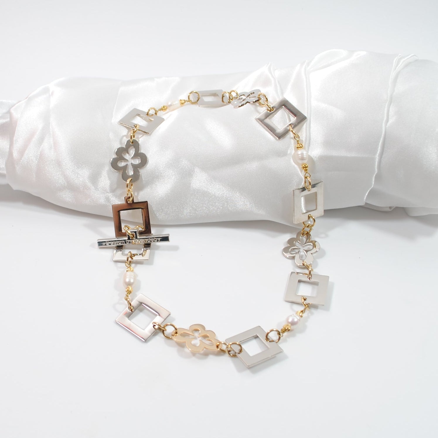 Gold Flower Halsband - Sötvattenspärlor med Blommor och 18k Guld - Design by Brandeby exklusivt halsband svensk design