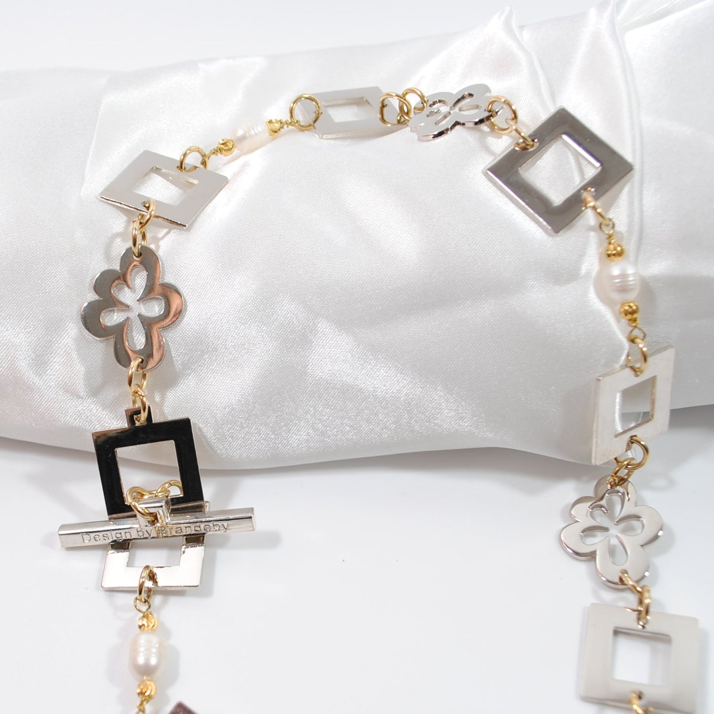 Gold Flower Halsband - Sötvattenspärlor med Blommor och 18k Guld - Design by Brandeby närbild på halsbandet