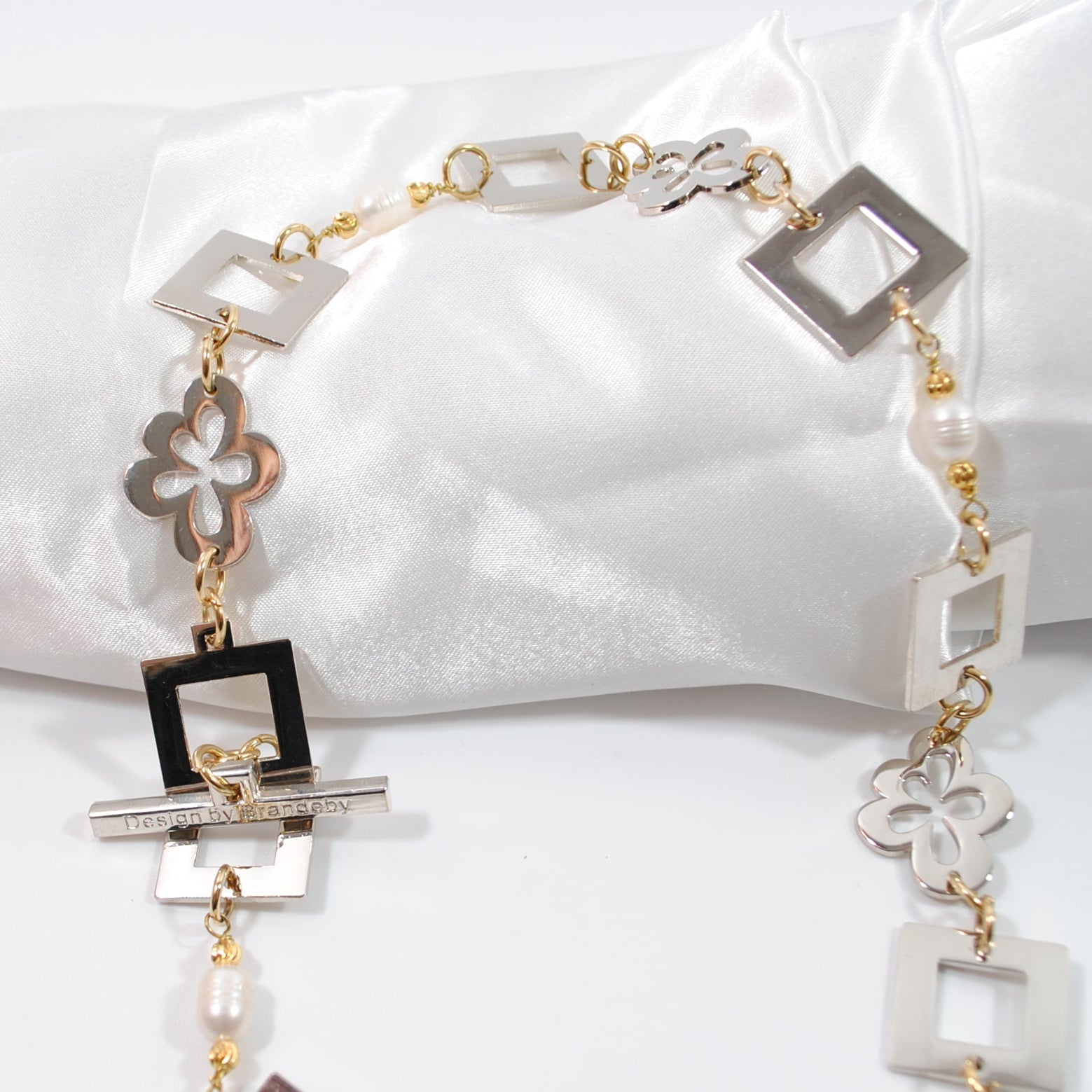 Gold Flower Halsband - Sötvattenspärlor med Blommor och 18k Guld - Design by Brandeby närbild på halsbandet