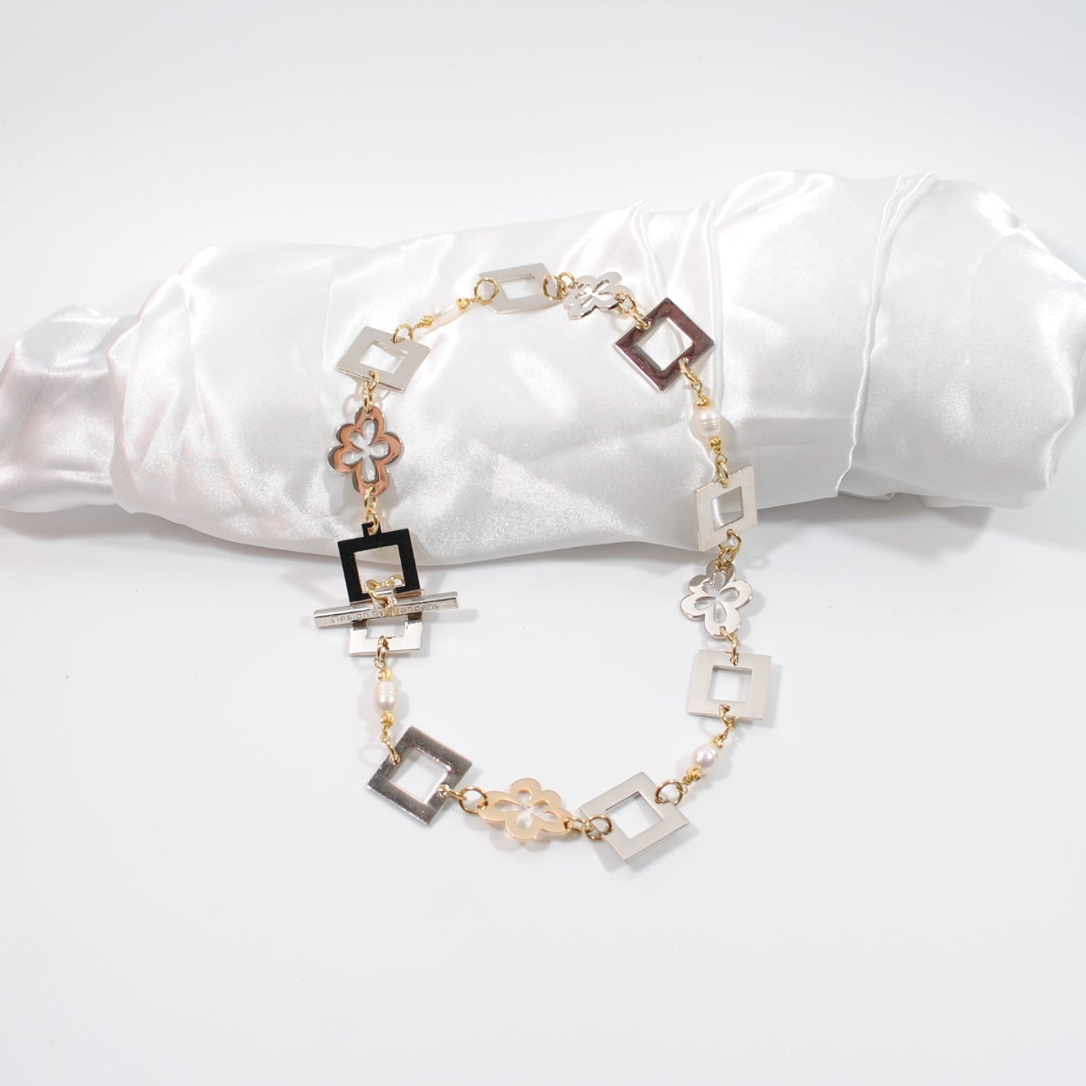 Gold Flower Halsband - Sötvattenspärlor med Blommor och 18k Guld - Design by Brandeby guldblomma och silver handgjort svenk design