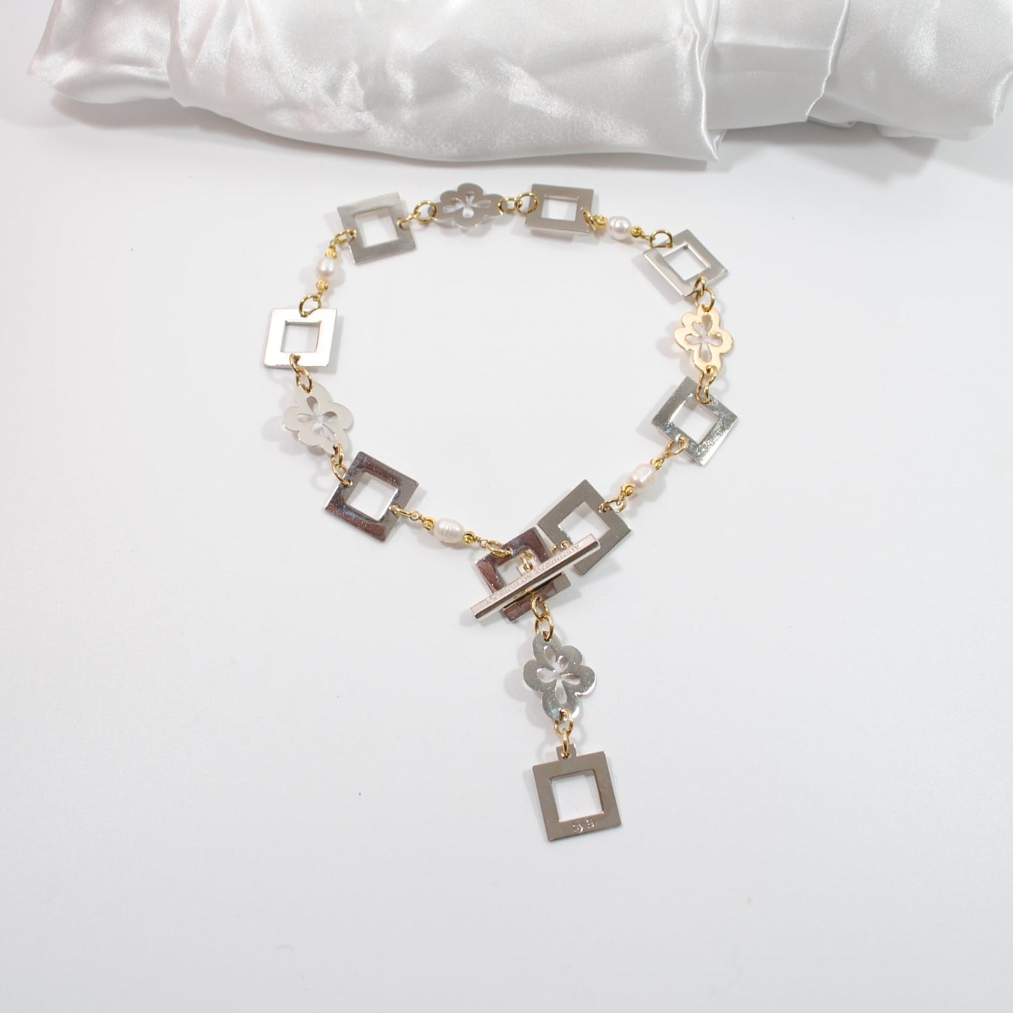 Gold Flower Halsband - Sötvattenspärlor med Blommor och 18k Guld - Design by Brandeby handgjord unikt exklusivt halsband 