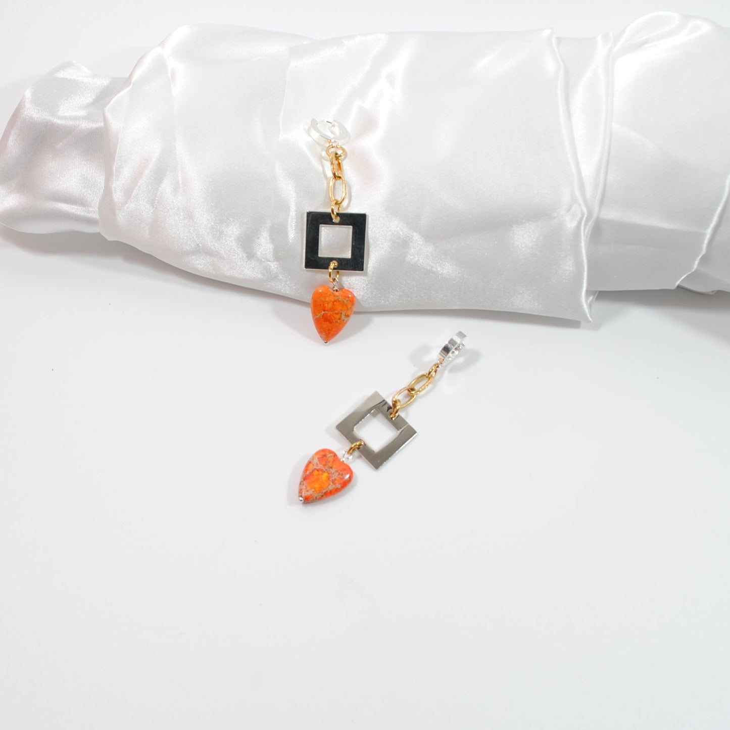 Eleganta Heart of Orange Örhängen med äkta orange imperial jasper i hjärtform och präglad guldkedja i 18k guld. Handgjorda i Sverige. Limited edition från Bold Grace Collection. 6 cm. unik design