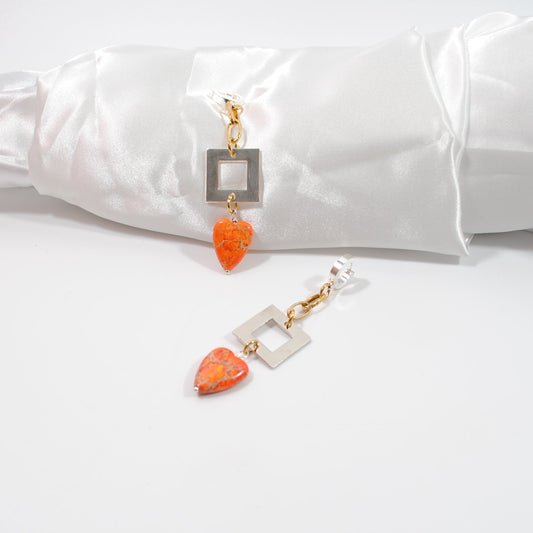 Eleganta Heart of Orange Örhängen med äkta orange imperial jasper i hjärtform och präglad guldkedja i 18k guld. Handgjorda i Sverige. Limited edition från Bold Grace Collection. 6 cm. exklusiv design