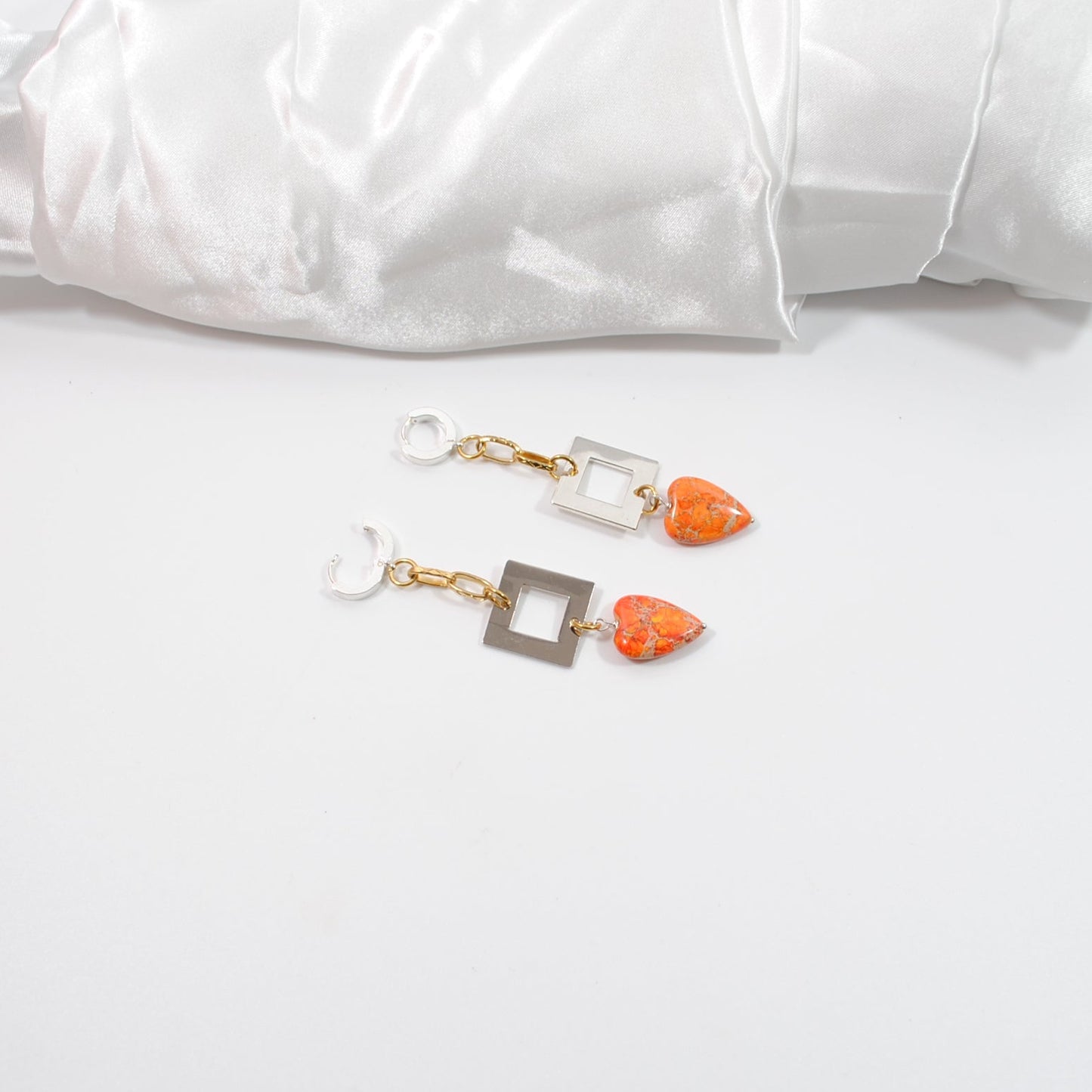 Eleganta Heart of Orange Örhängen med äkta orange imperial jasper i hjärtform och präglad guldkedja i 18k guld. Handgjorda i Sverige. Limited edition från Bold Grace Collection. 6 cm. handgjort i sverige