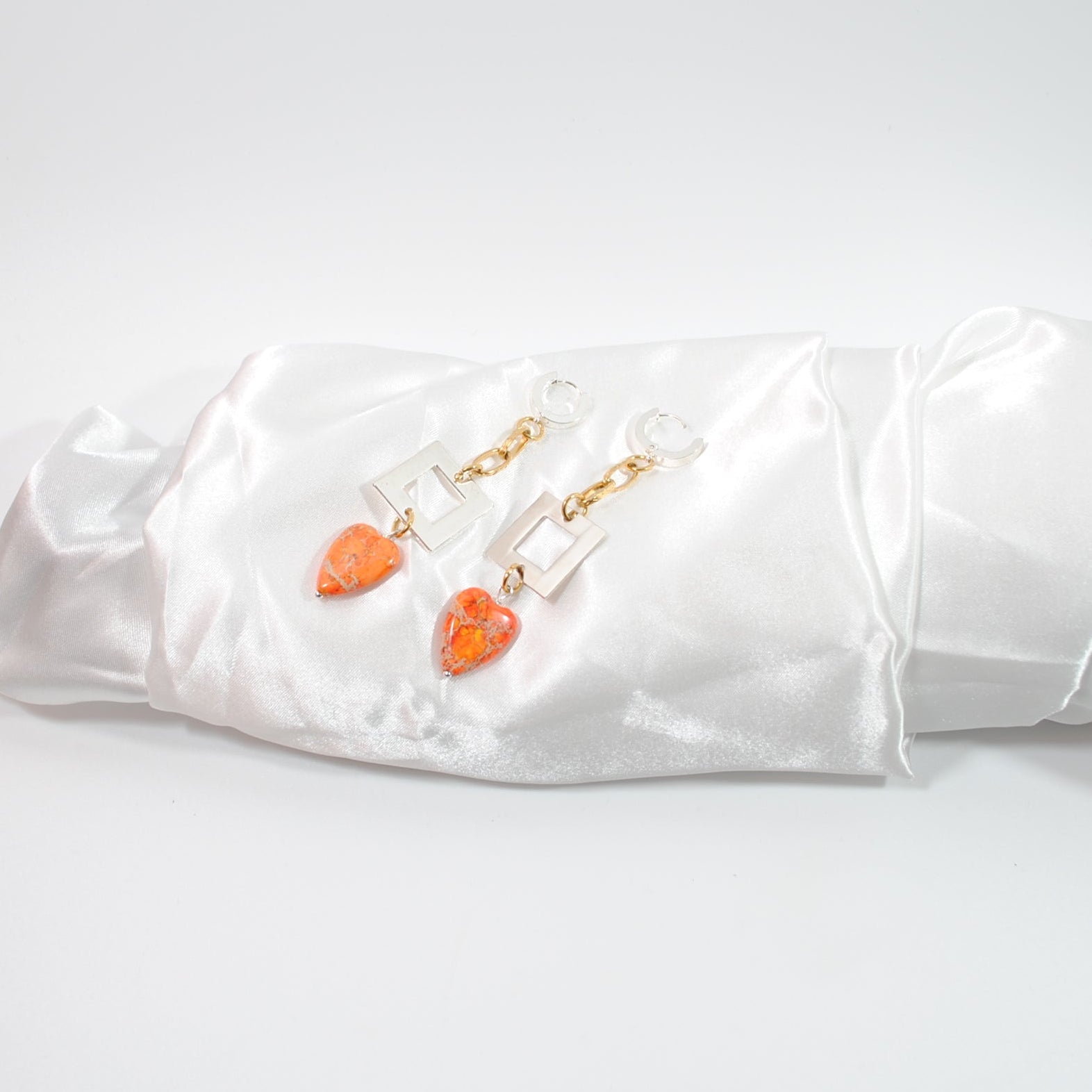 Eleganta Heart of Orange Örhängen med äkta orange imperial jasper i hjärtform och präglad guldkedja i 18k guld. Handgjorda i Sverige. Limited edition från Bold Grace Collection. 6 cm.