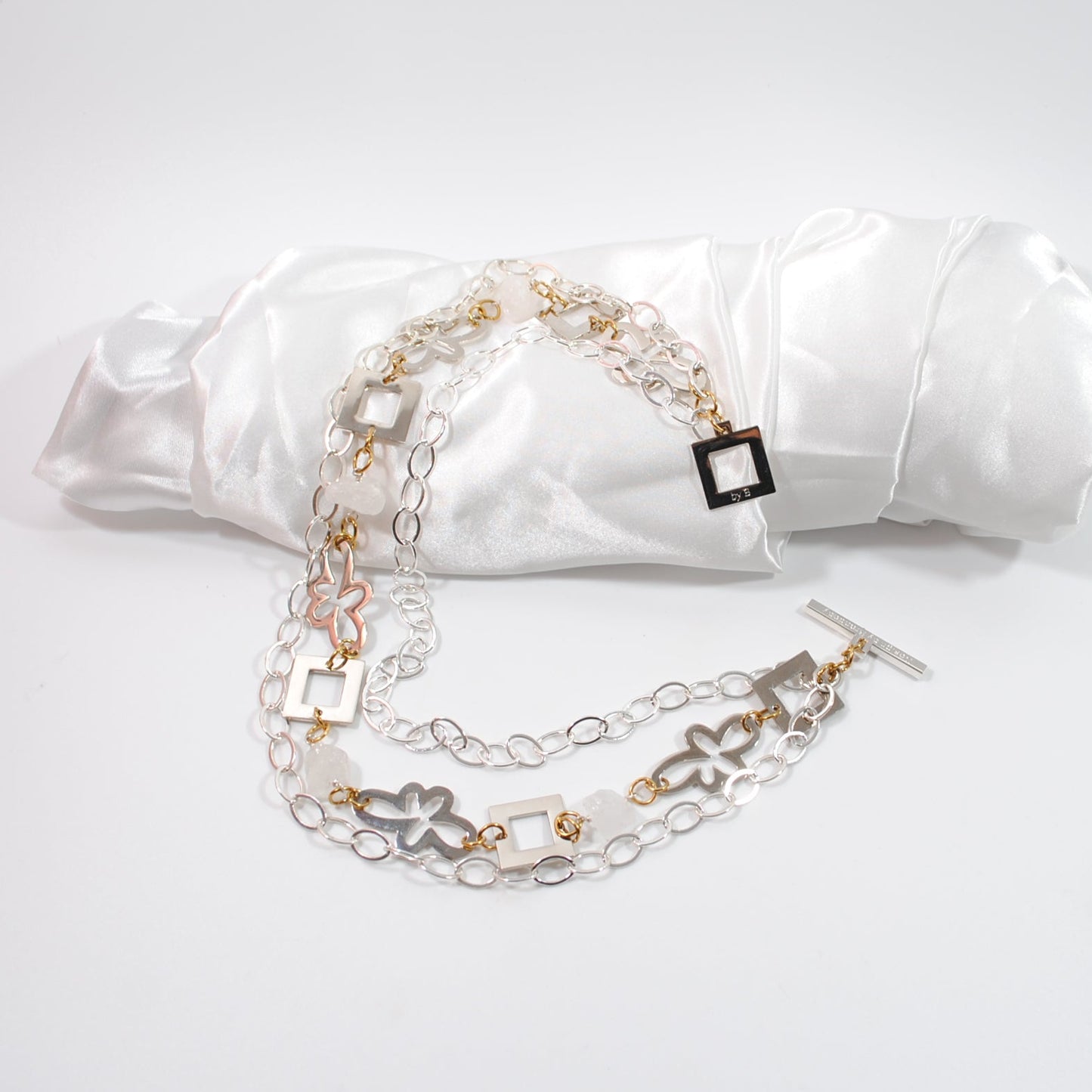 Exklusivt flexibelt halsband i 3 rader med råa bergkristaller & sterling silver. Bär kort (50 cm) eller långt (90-96 cm). Handgjort i Sverige. Design by Brandeby flexibel design