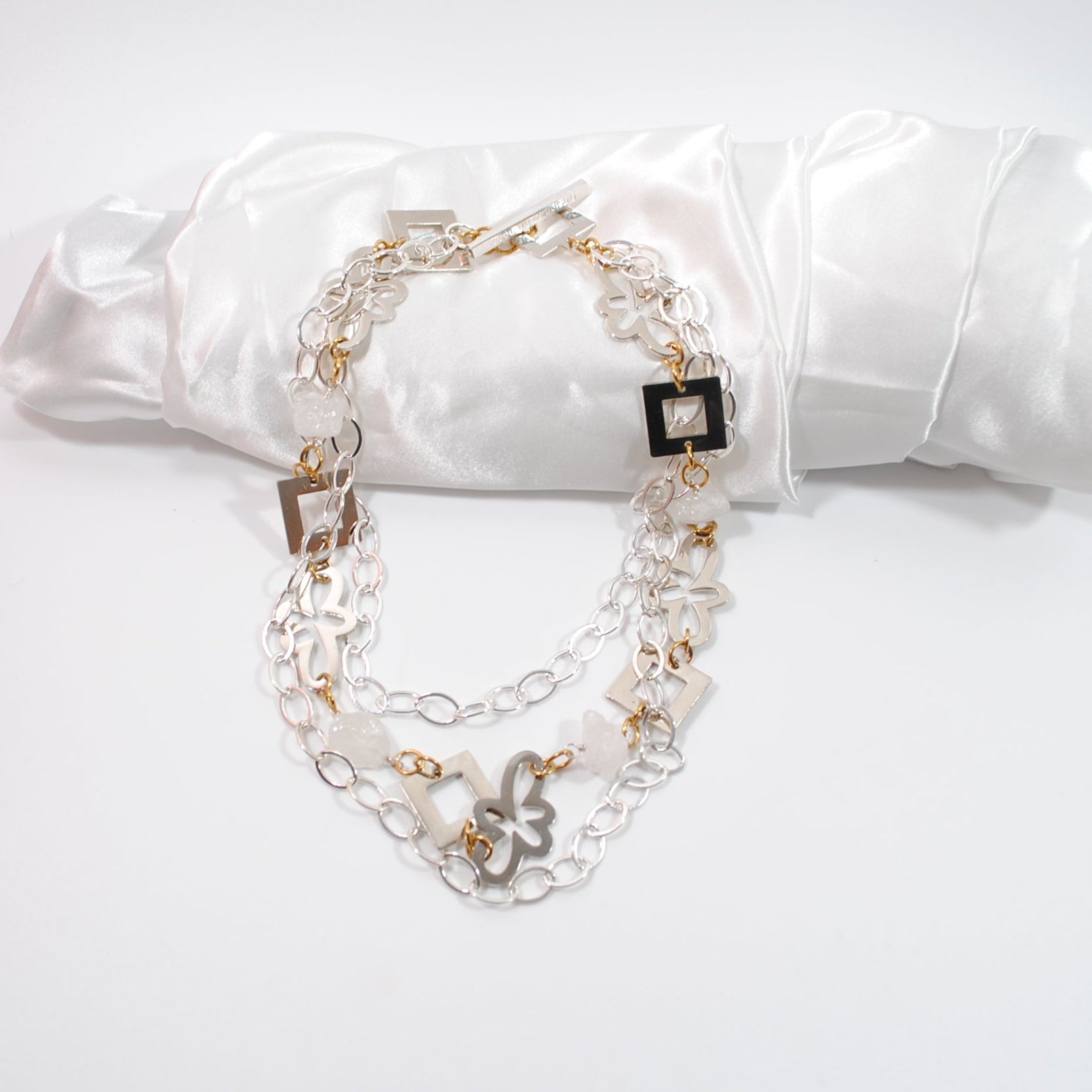 Exklusivt flexibelt halsband i 3 rader med råa bergkristaller & sterling silver. Bär kort (50 cm) eller långt (90-96 cm). Handgjort i Sverige. Design by Brandeby tillverkat i sverige