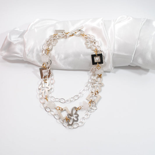 Exklusivt flexibelt halsband i 3 rader med råa bergkristaller & sterling silver. Bär kort (50 cm) eller långt (90-96 cm). Handgjort i Sverige. Design by Brandeby tillverkat i sverige