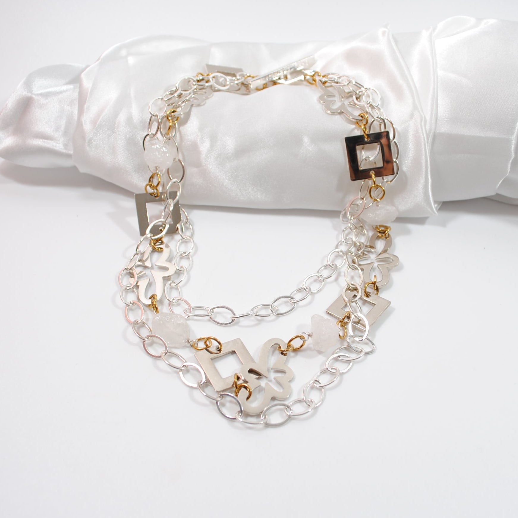 Exklusivt flexibelt halsband i 3 rader med råa bergkristaller & sterling silver. Bär kort (50 cm) eller långt (90-96 cm). Handgjort i Sverige. Design by Brandeby exklusive design