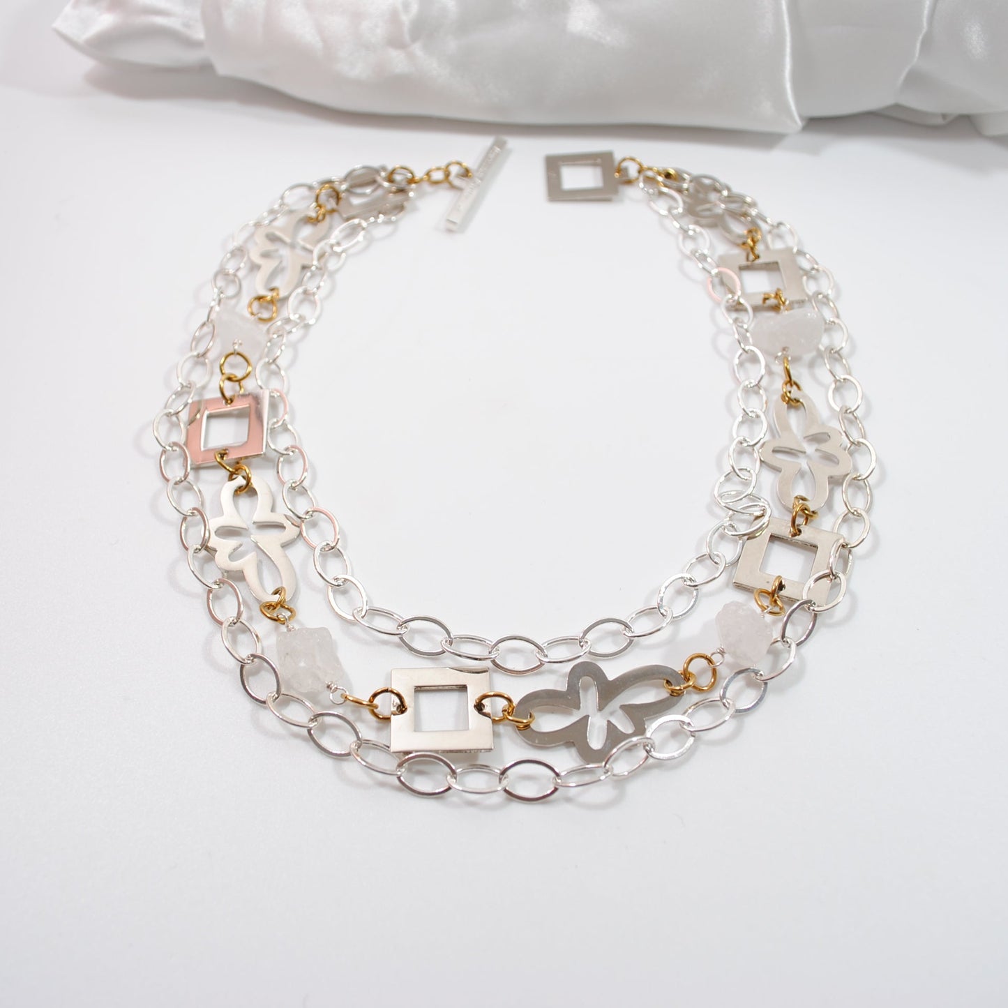 Exklusivt flexibelt halsband i 3 rader med råa bergkristaller & sterling silver. Bär kort (50 cm) eller långt (90-96 cm). Handgjort i Sverige. Design by Brandeby