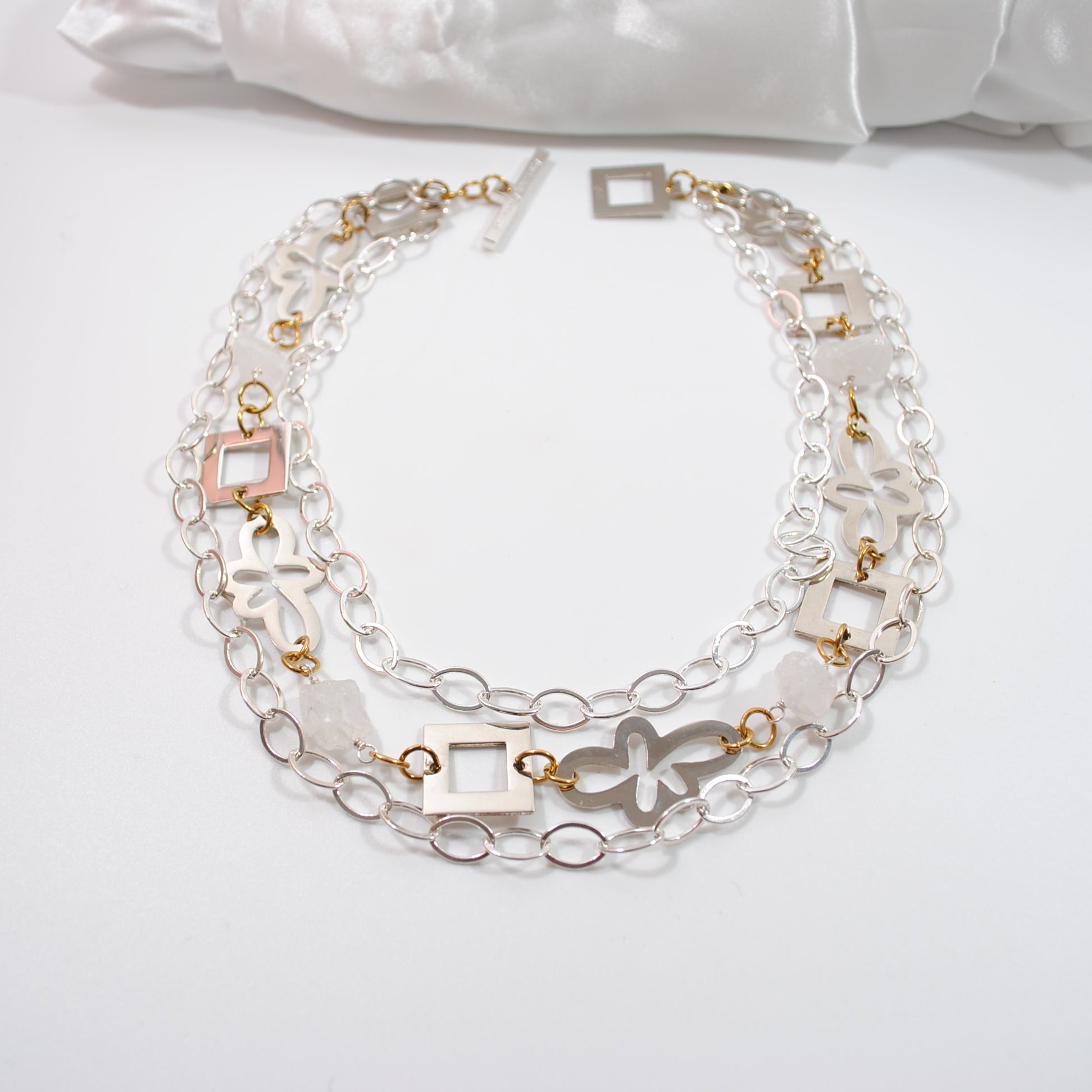 Exklusivt flexibelt halsband i 3 rader med råa bergkristaller & sterling silver. Bär kort (50 cm) eller långt (90-96 cm). Handgjort i Sverige. Design by Brandeby