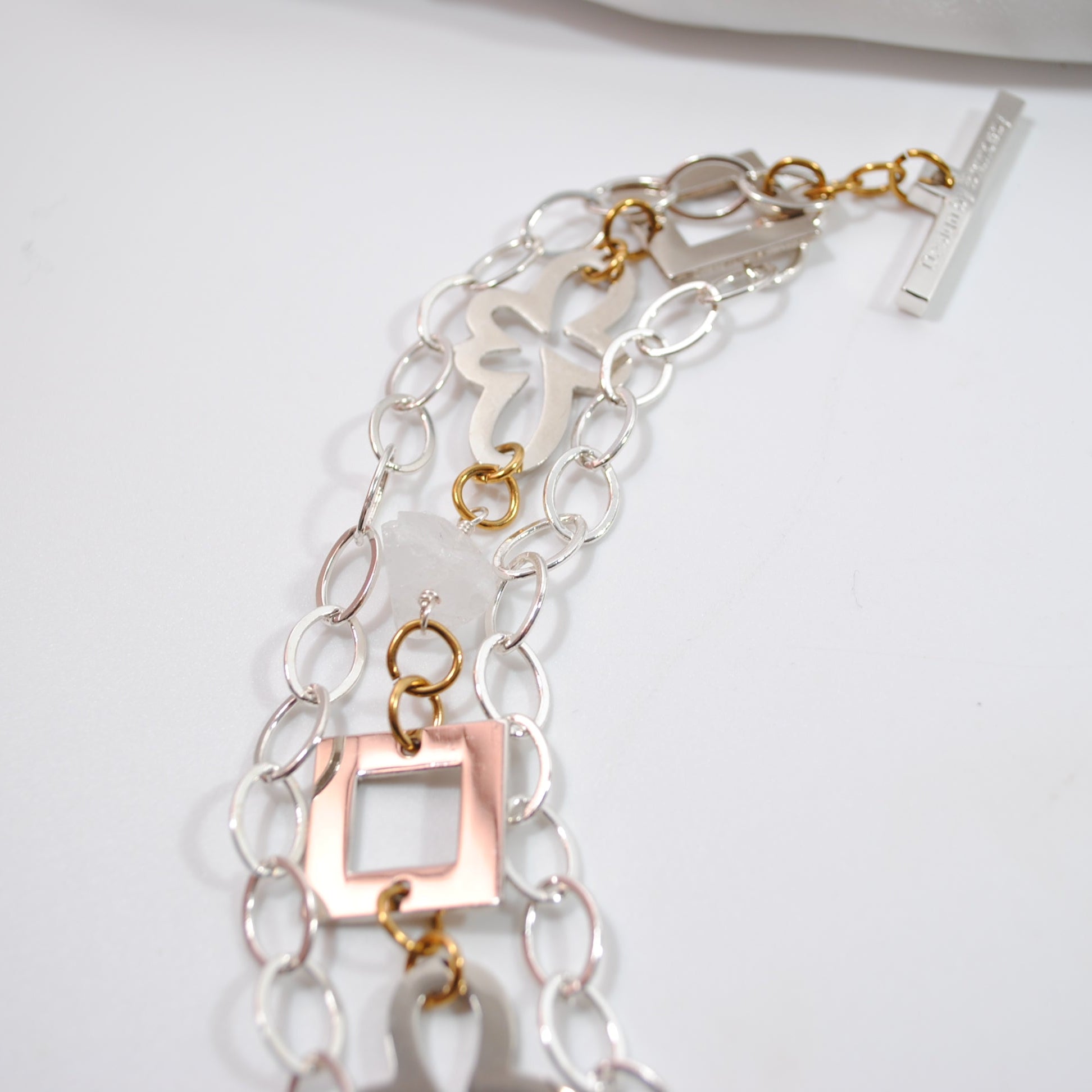 Exklusivt flexibelt halsband i 3 rader med råa bergkristaller & sterling silver. Bär kort (50 cm) eller långt (90-96 cm). Handgjort i Sverige. Design by Brandeby närbild 