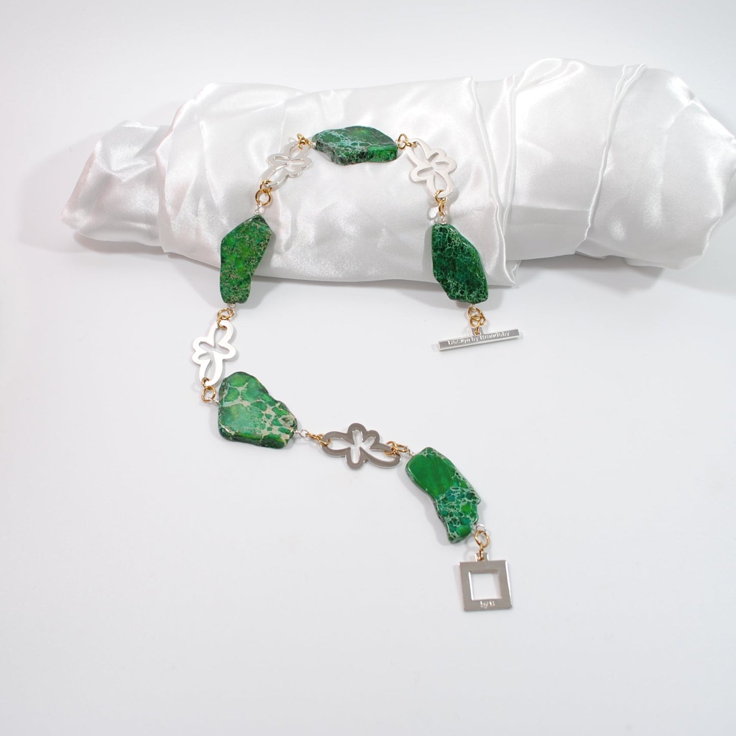 Exklusivt Green Harmony Halsband med äkta gröna imperial jasper i två nyanser och gulddetaljer. Kort halsband 55 cm. Limited edition från Design by Brandeby. äkta ädelsten svensk design