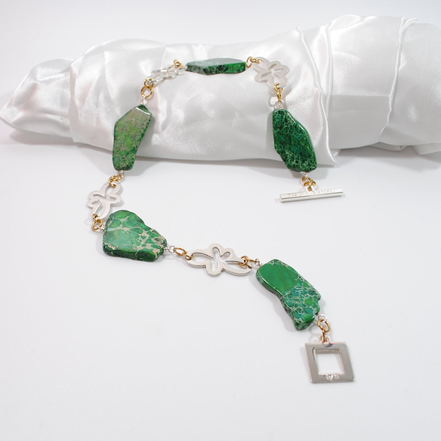 Exklusivt Green Harmony Halsband med äkta gröna imperial jasper i två nyanser och gulddetaljer. Kort halsband 55 cm. Limited edition från Design by Brandeby. exklusiv design 