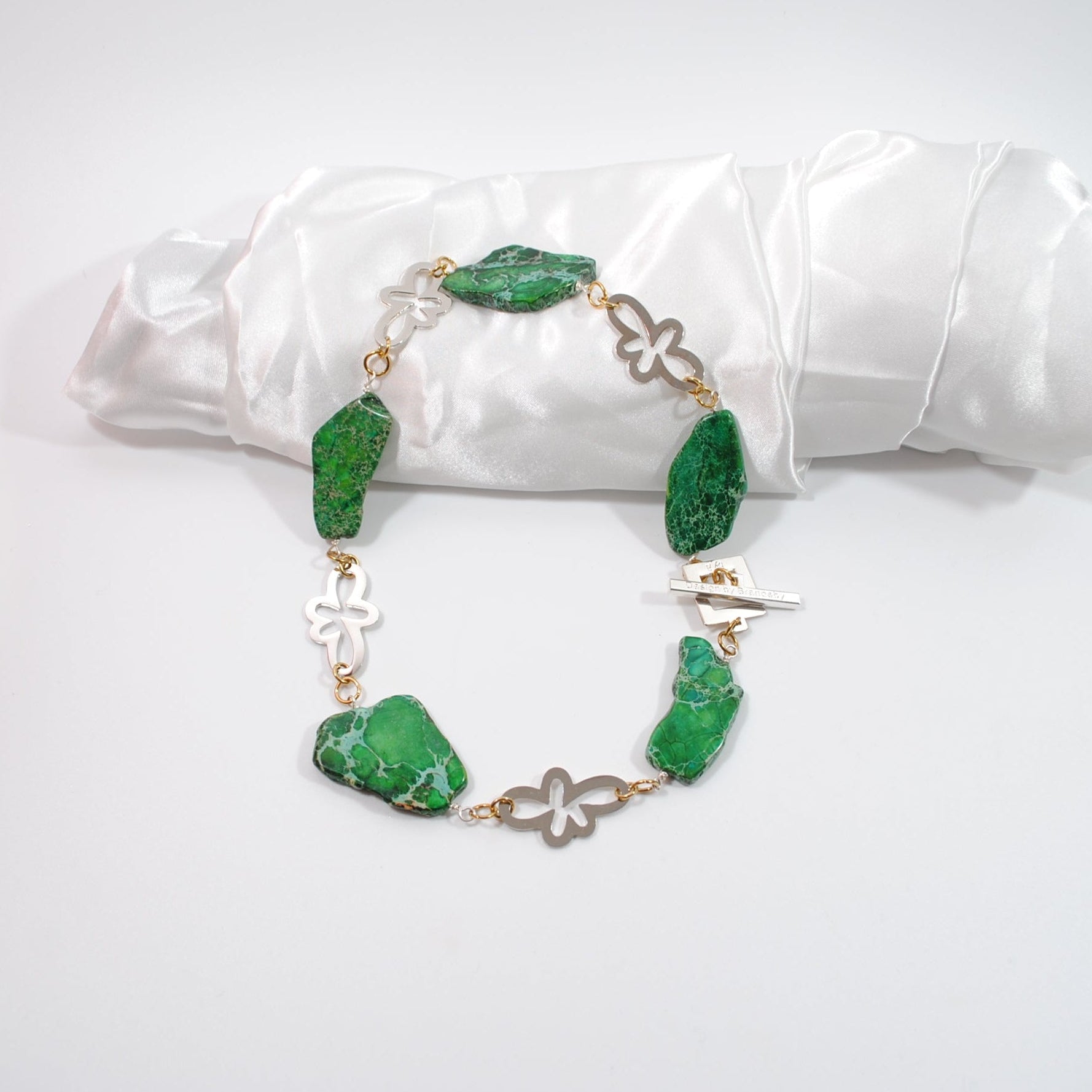 Exklusivt Green Harmony Halsband med äkta gröna imperial jasper i två nyanser och gulddetaljer. Kort halsband 55 cm. Limited edition från Design by Brandeby. äkta ädelsten imperial jasper