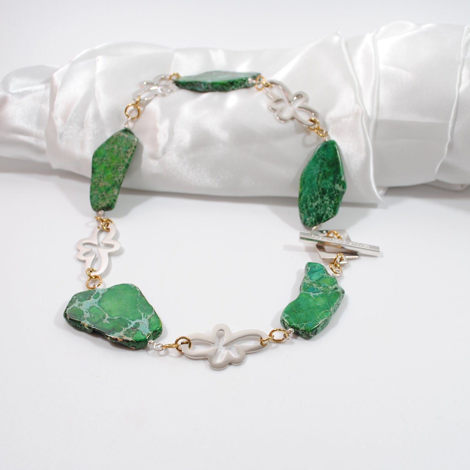 Exklusivt Green Harmony Halsband med äkta gröna imperial jasper i två nyanser och gulddetaljer. Kort halsband 55 cm. Limited edition från Design by Brandeby. svensk design tillverkat i sverige