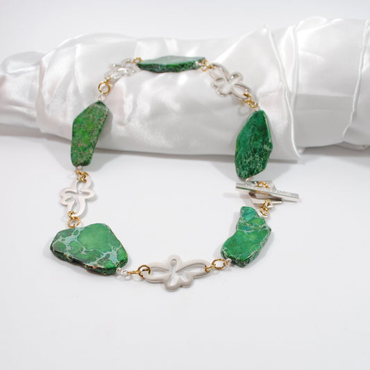 Exklusivt Green Harmony Halsband med äkta gröna imperial jasper i två nyanser och gulddetaljer. Kort halsband 55 cm. Limited edition från Design by Brandeby. svensk design tillverkat i sverige