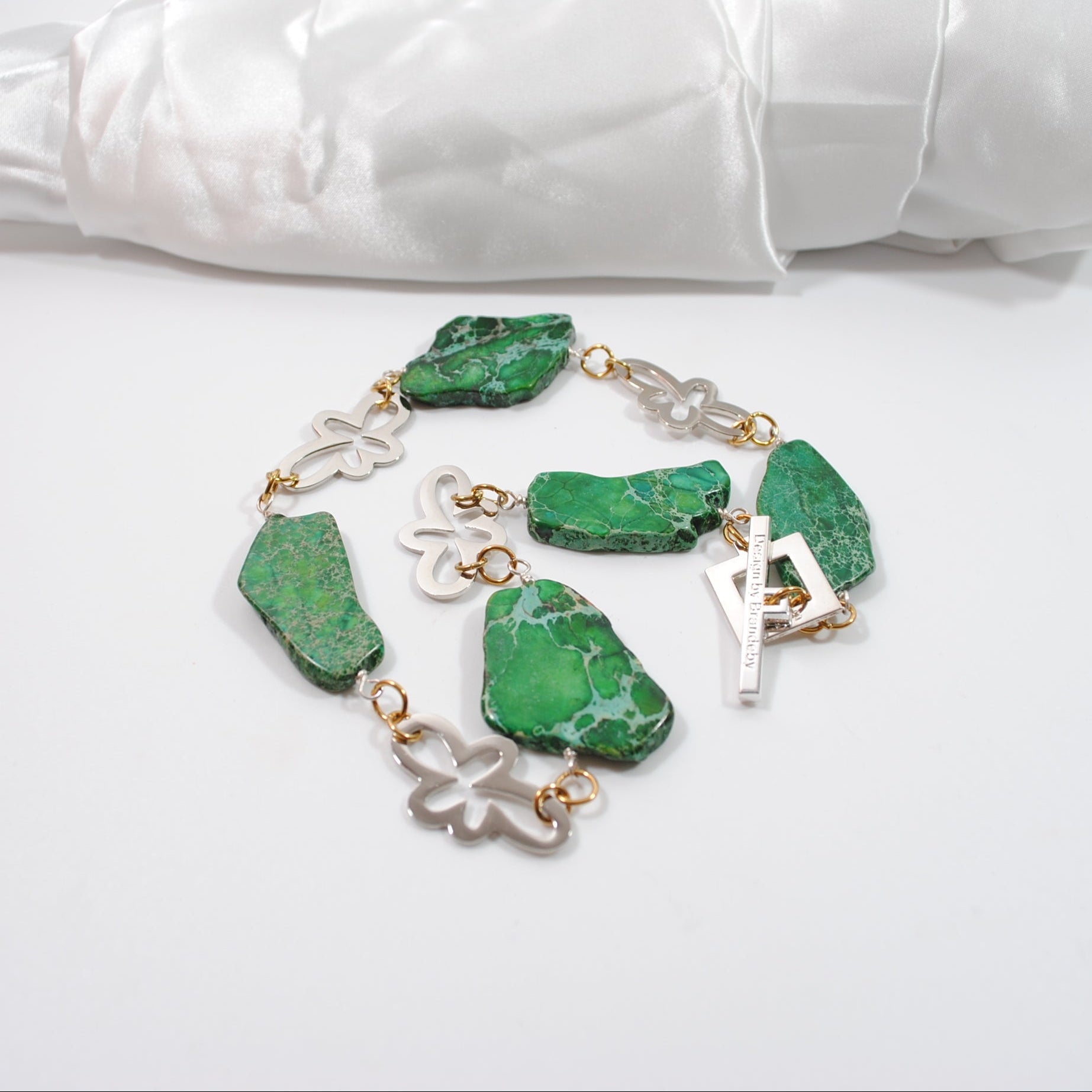 Exklusivt Green Harmony Halsband med äkta gröna imperial jasper i två nyanser och gulddetaljer. Kort halsband 55 cm. Limited edition från Design by Brandeby.