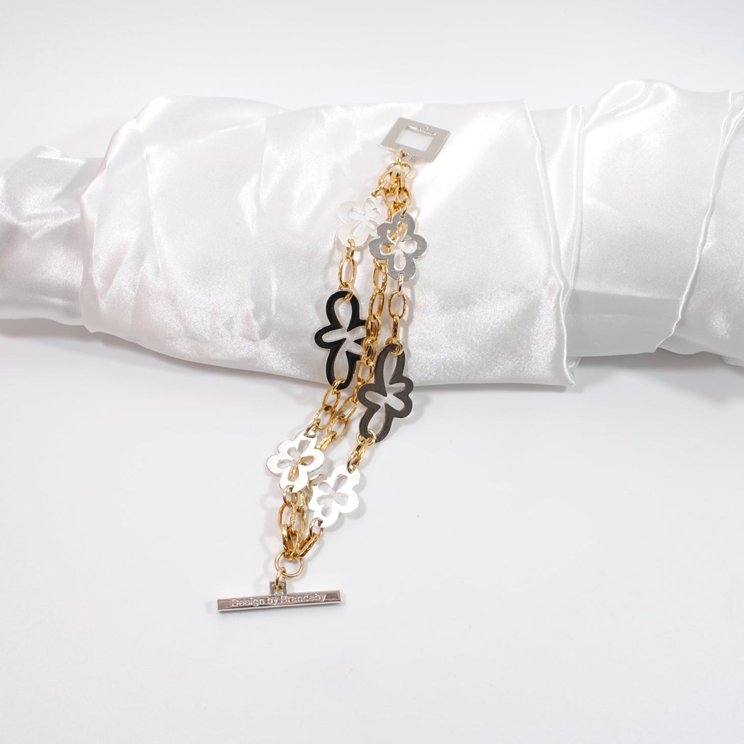 Elegant Flower Armband rostfritt stål och 18k Guldpläterad | Design by Brandeby egendesingde delar i form av blommor