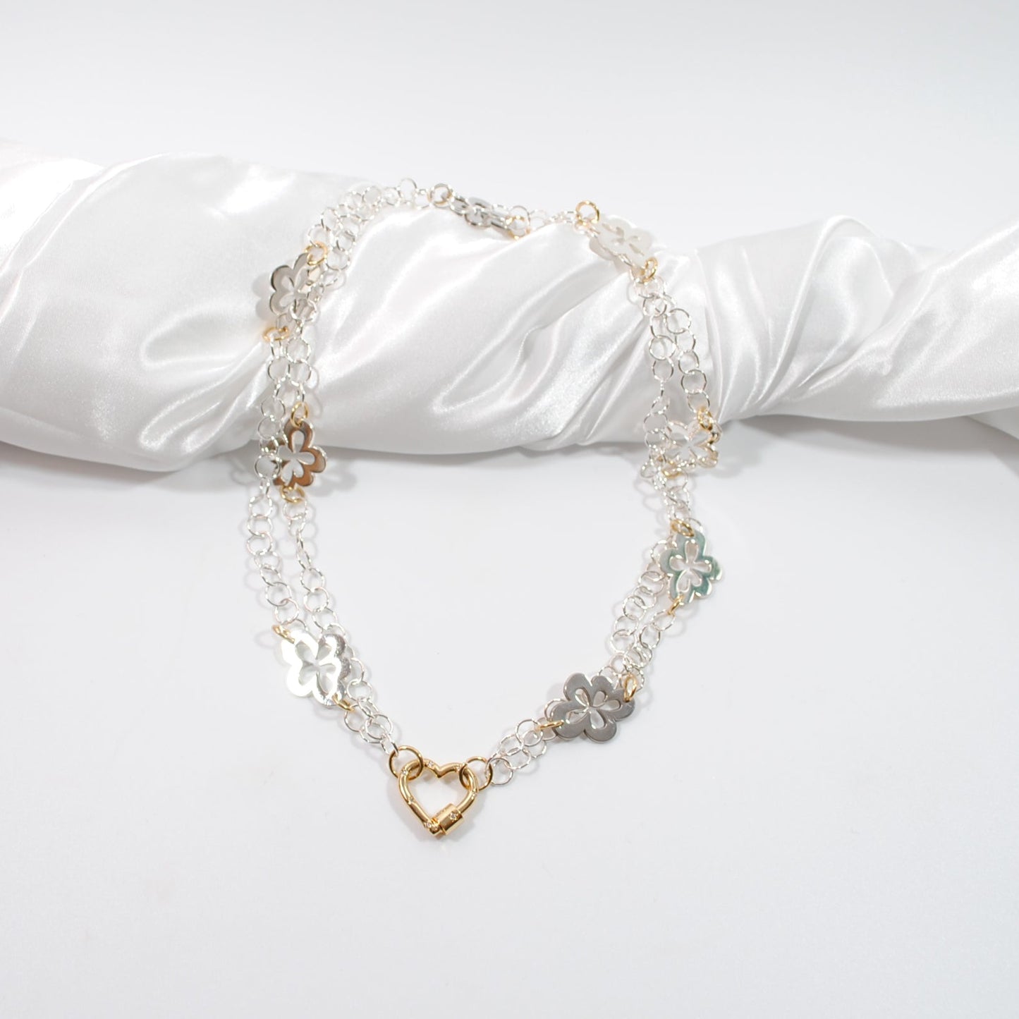 Exklusivt halsband med blommor i sterling silver och 18K guld. Flexibel design 45-90 cm. Handgjort i Sverige med allergivänliga material.