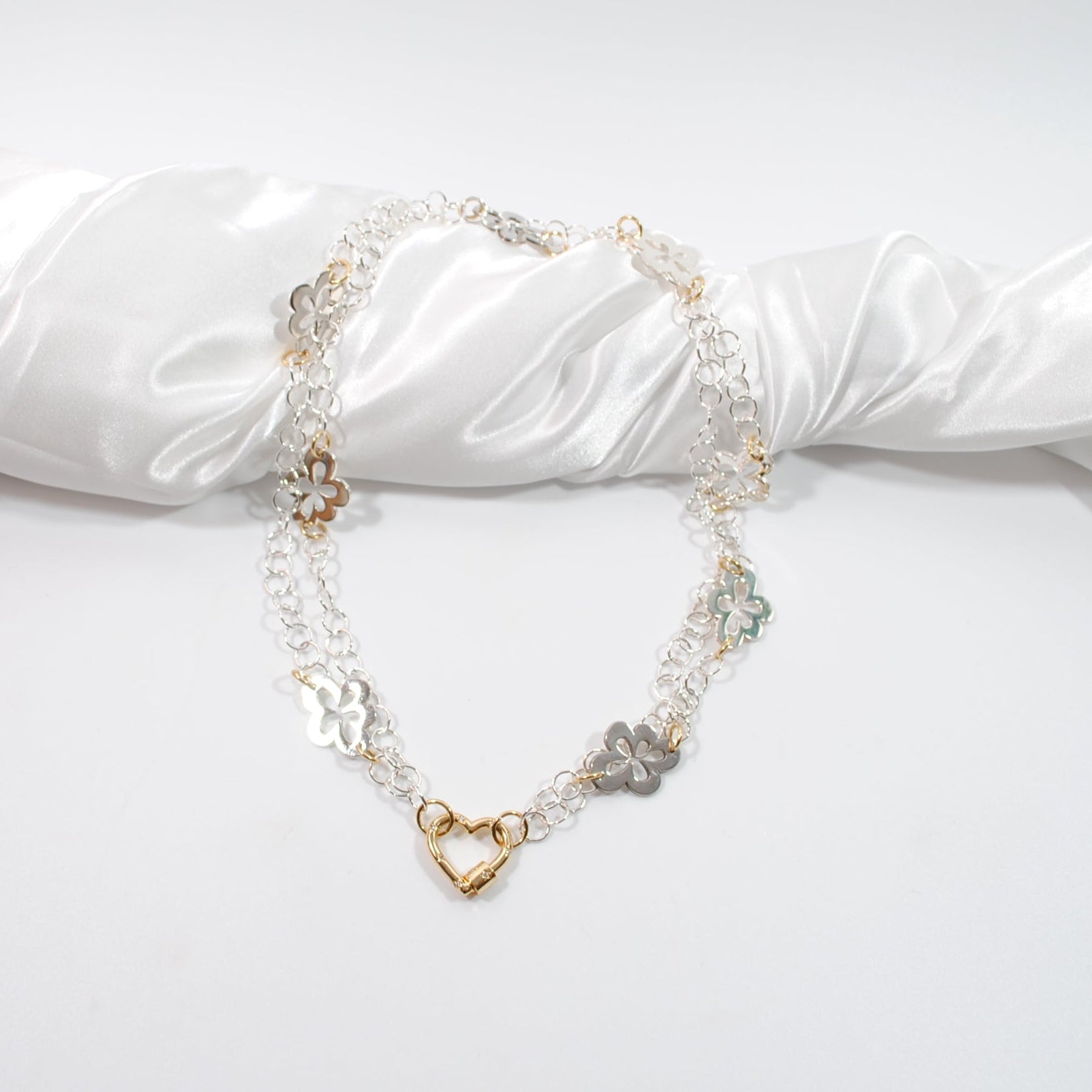 Exklusivt halsband med blommor i sterling silver och 18K guld. Flexibel design 45-90 cm. Handgjort i Sverige med allergivänliga material.