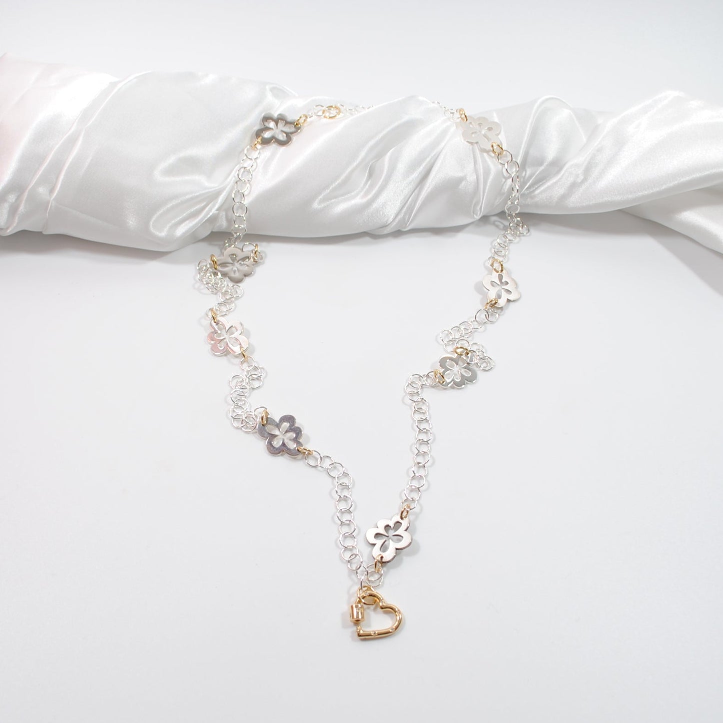 Exklusivt halsband med blommor i sterling silver och 18K guld. Flexibel design 45-90 cm. Handgjort i Sverige med allergivänliga material.