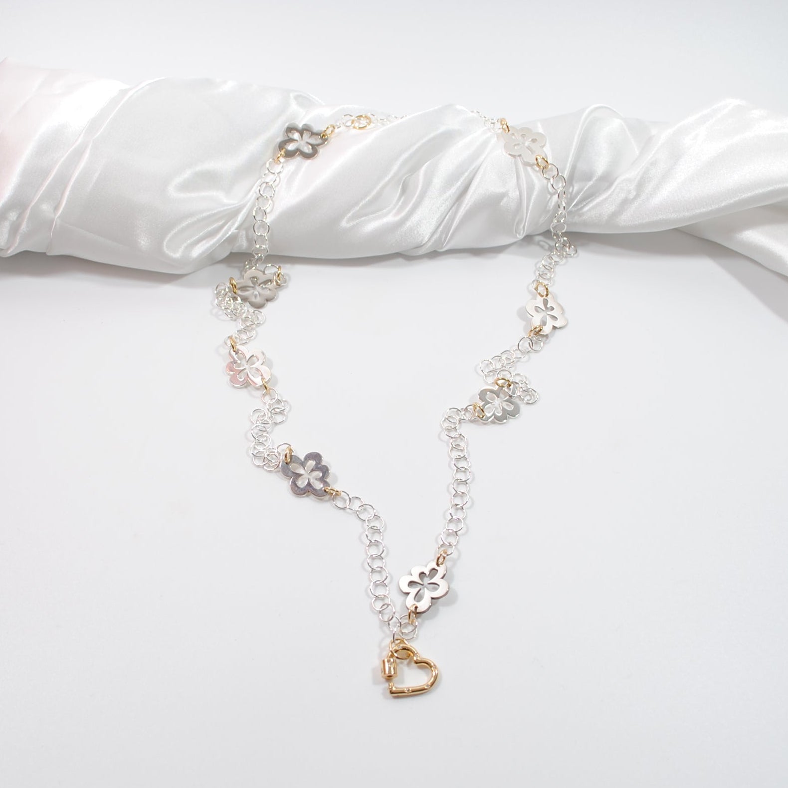 Exklusivt halsband med blommor i sterling silver och 18K guld. Flexibel design 45-90 cm. Handgjort i Sverige med allergivänliga material.