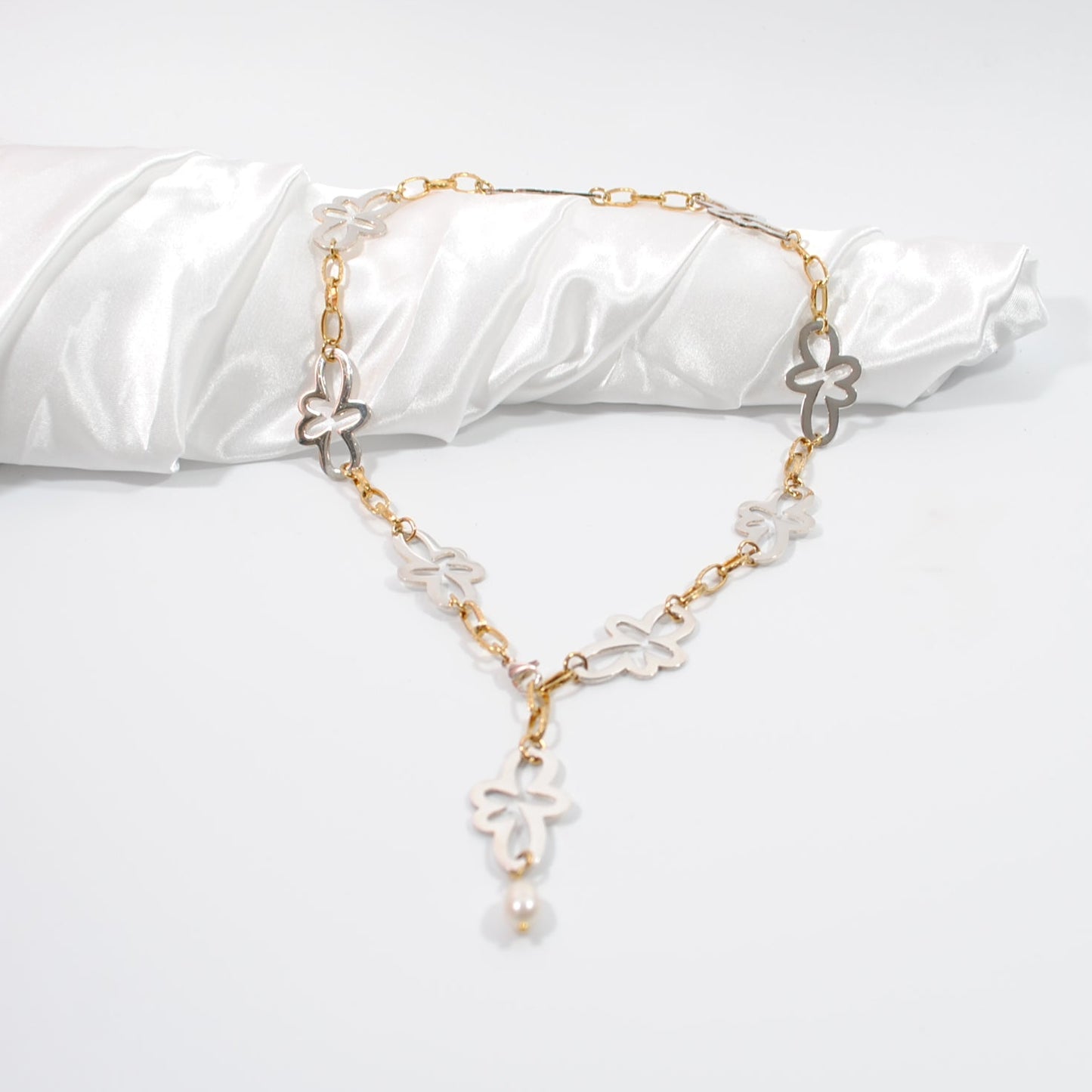 Flexibelt Flower Gold silver Halsband med egendesignade blommor i pläterat sterling silver och 18k guldkedja. Flexibelt halsband 56 cm. Handgjort i Sverige från Design by Brandeby.