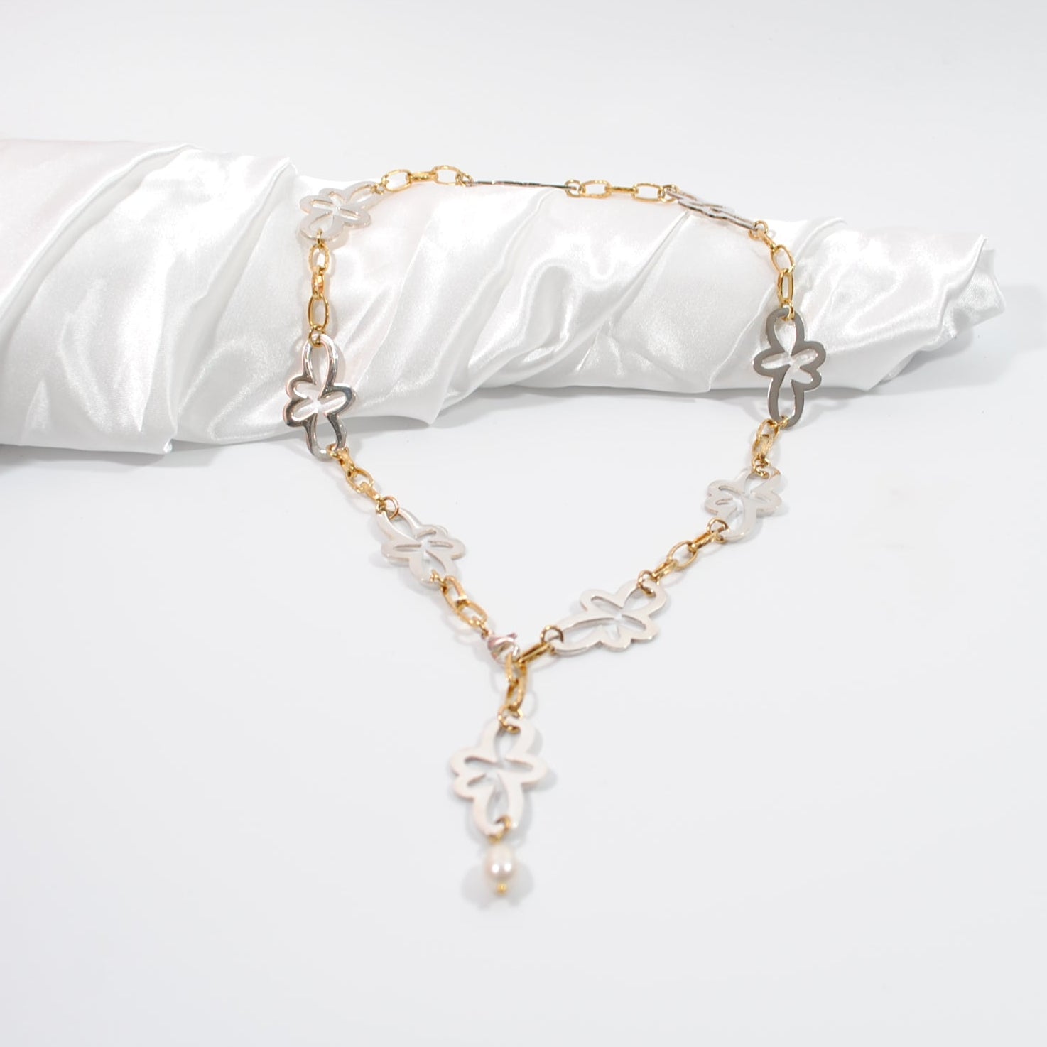 Flexibelt Flower Gold silver Halsband med egendesignade blommor i pläterat sterling silver och 18k guldkedja. Flexibelt halsband 56 cm. Handgjort i Sverige från Design by Brandeby.