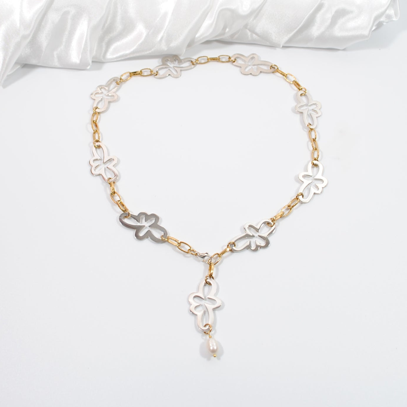 Flexibelt Flower Gold silver Halsband med egendesignade blommor i pläterat sterling silver och 18k guldkedja. Flexibelt halsband 56 cm. Handgjort i Sverige från Design by Brandeby.
