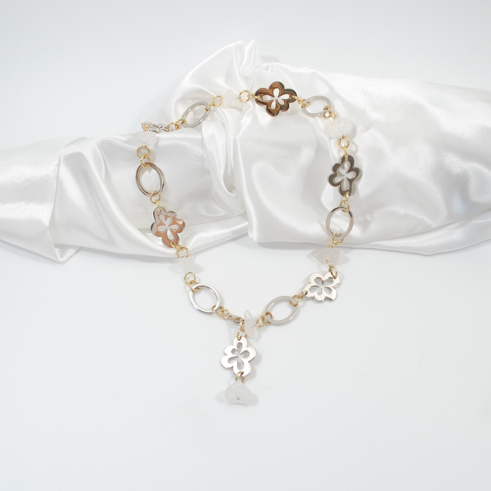 bergkristall rå i ett kort halsband handgjort unikt design by brandeby