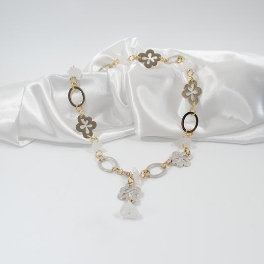 kort halsband i silver och guld med blommor bergkristall design by brandeby