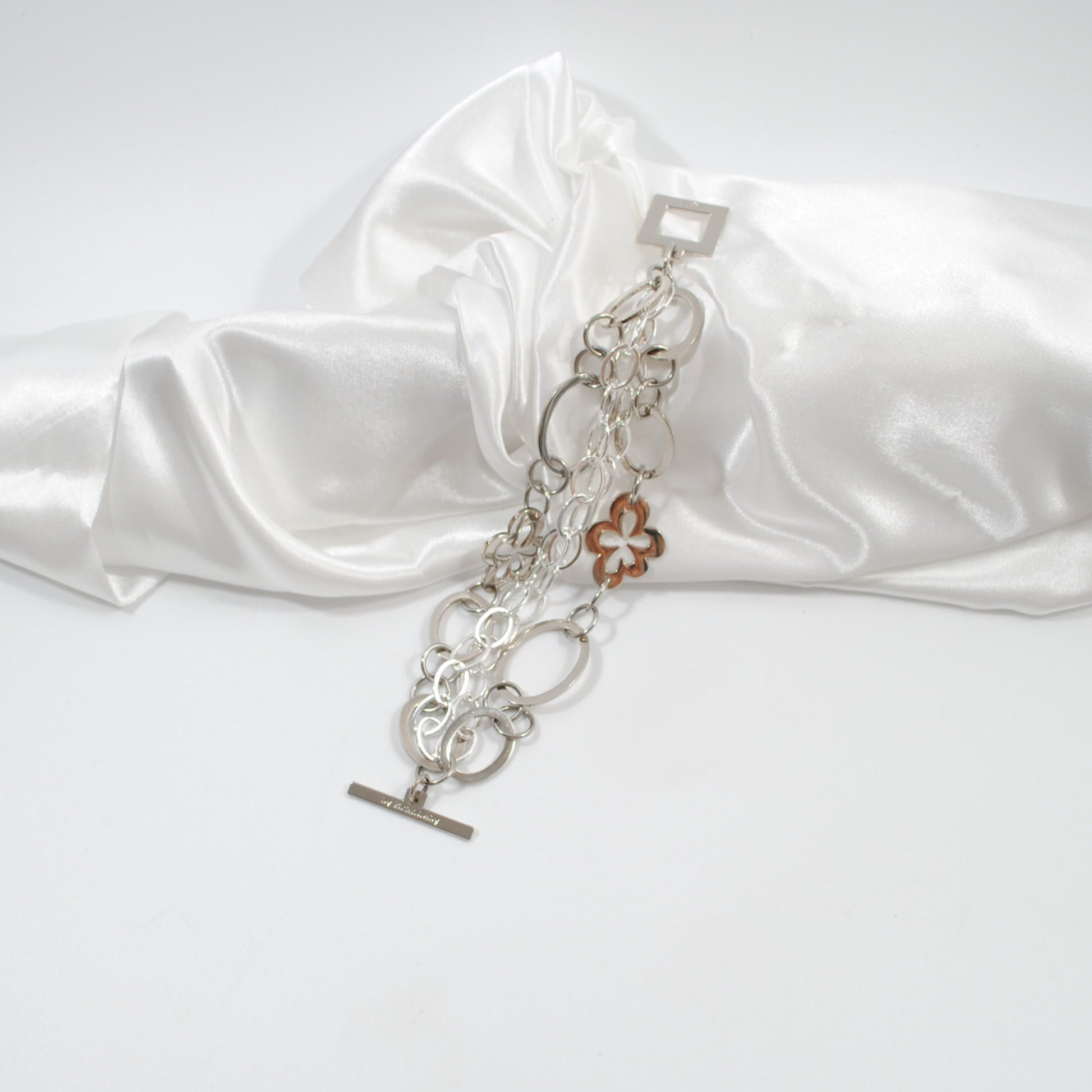 armband i silver med egendesingde delar som blommor cirklar design by brandeby