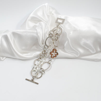 armband i silver med egendesingde delar som blommor cirklar design by brandeby